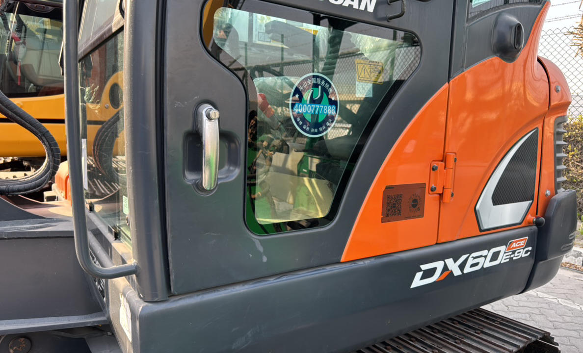 MNX-022-دوسان-DX60E-9CN-حفارات-صغيرة-فحص-الهيكل-الأبواب-1