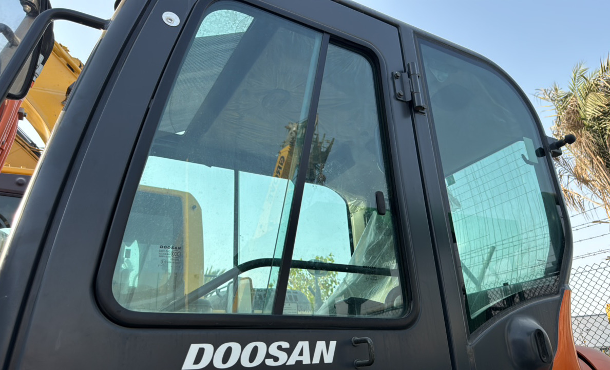 MNX-022-دوسان-DX60E-9CN-حفارات-صغيرة-فحص-الهيكل-الأبواب-1