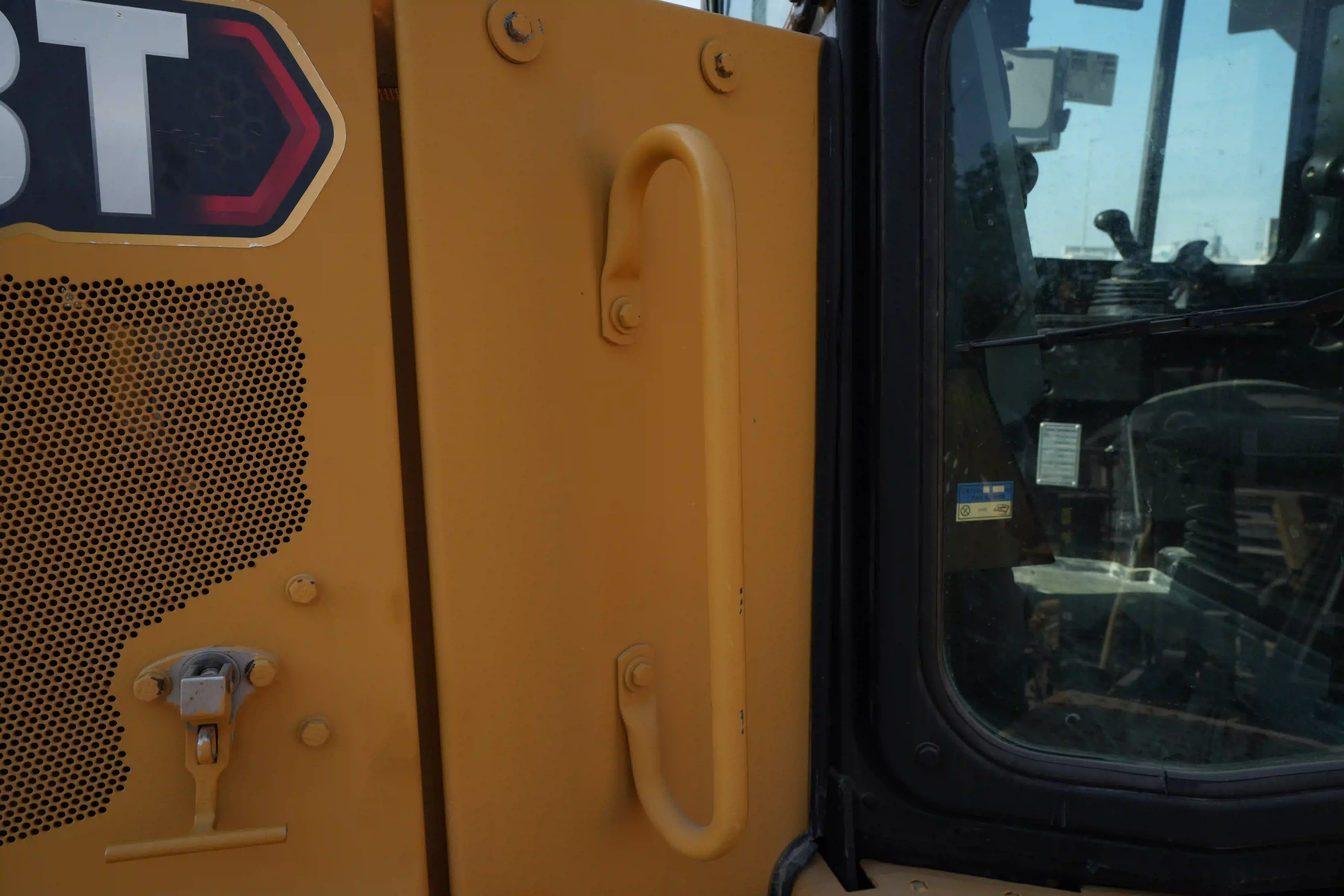 CDB-002-Cat-D8T-crawler-dozer-inspection-structure-handrails-2