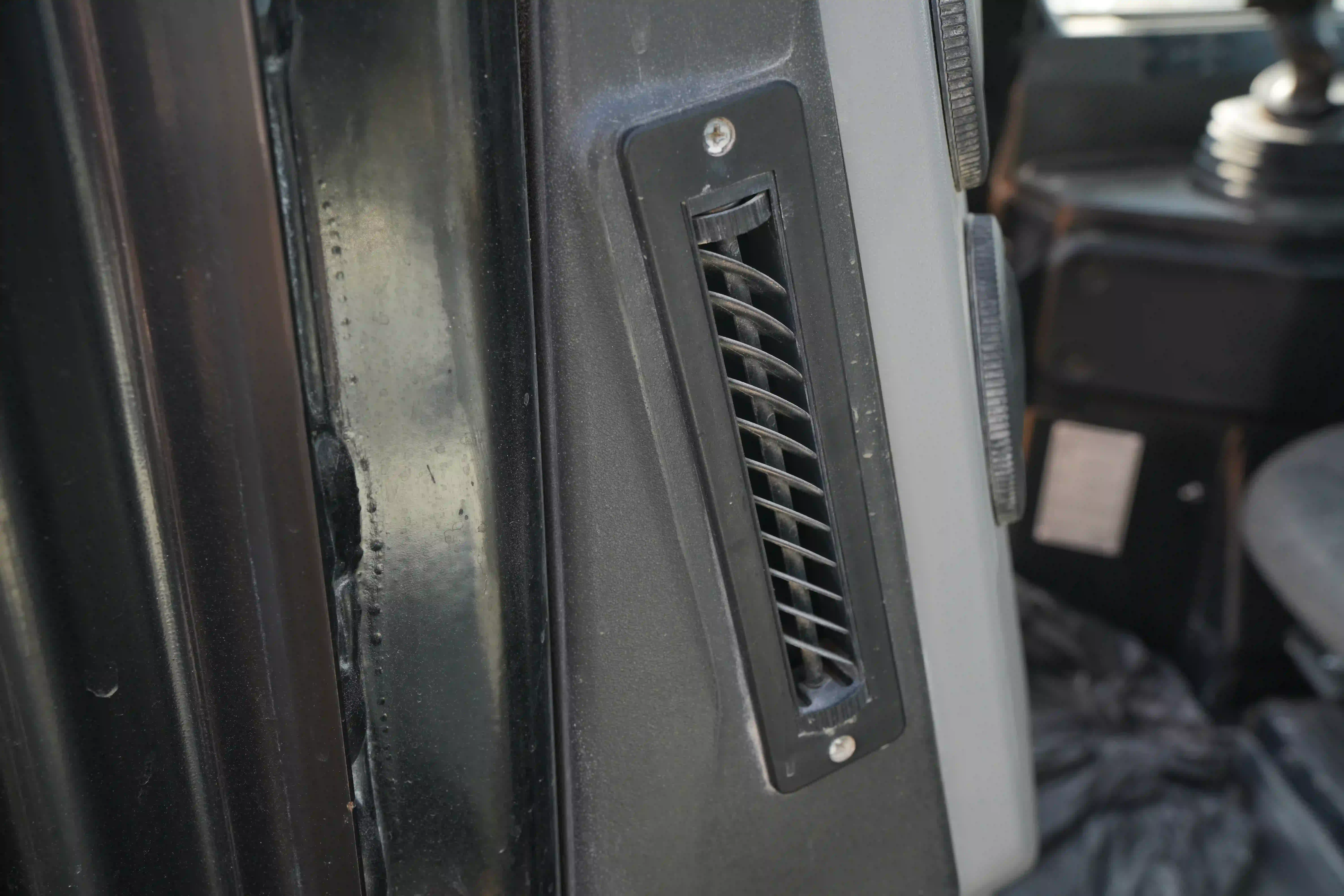 CDB-002-Cat-D8T-crawler-dozer-inspection-air-conditioning-vents-and-air-flow