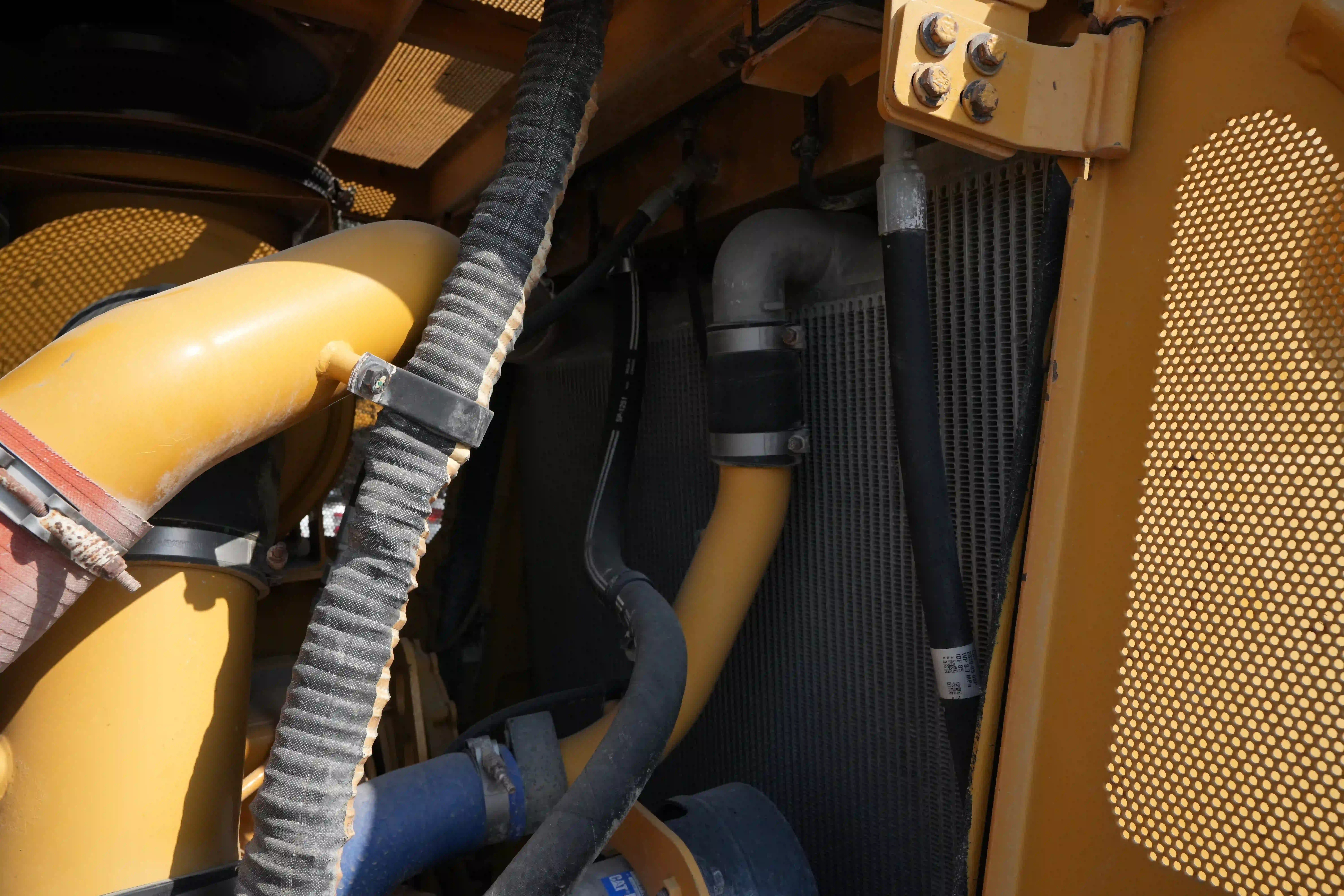 CDB-002-Cat-D8T-crawler-dozer-inspection-engine-hoses-1