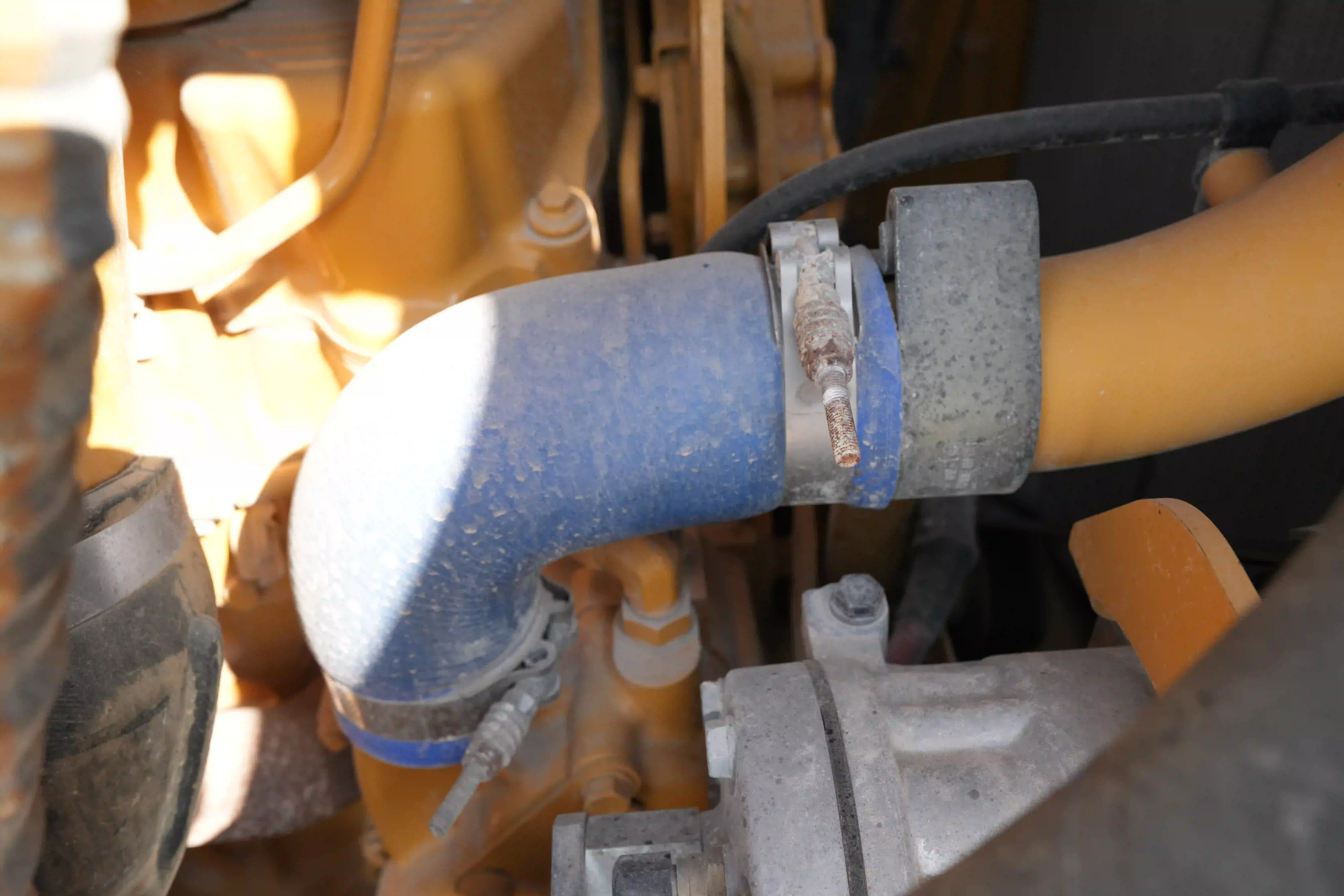 CDB-002-Cat-D8T-crawler-dozer-inspection-engine-hoses-2
