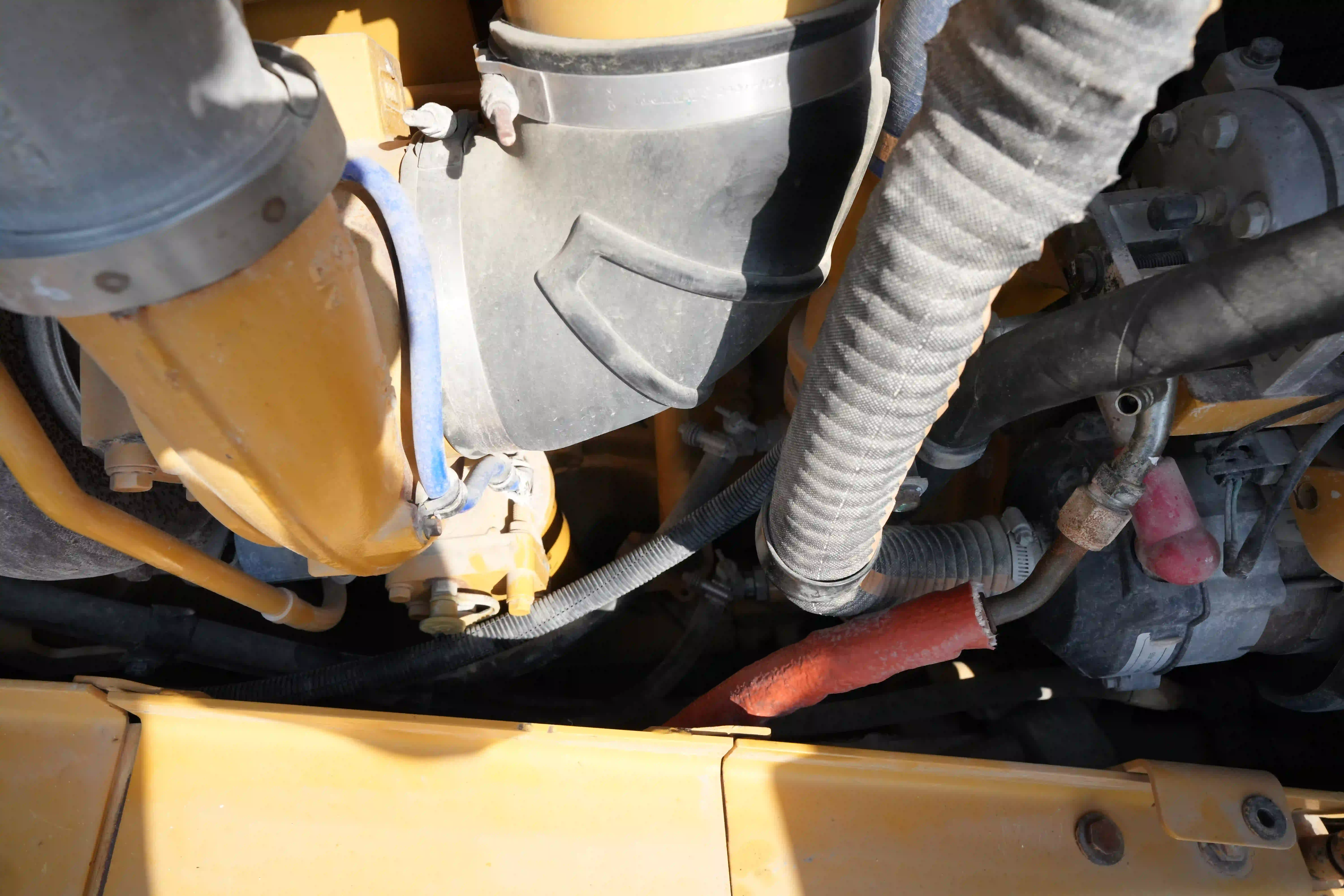 CDB-002-Cat-D8T-crawler-dozer-inspection-engine-hoses-3