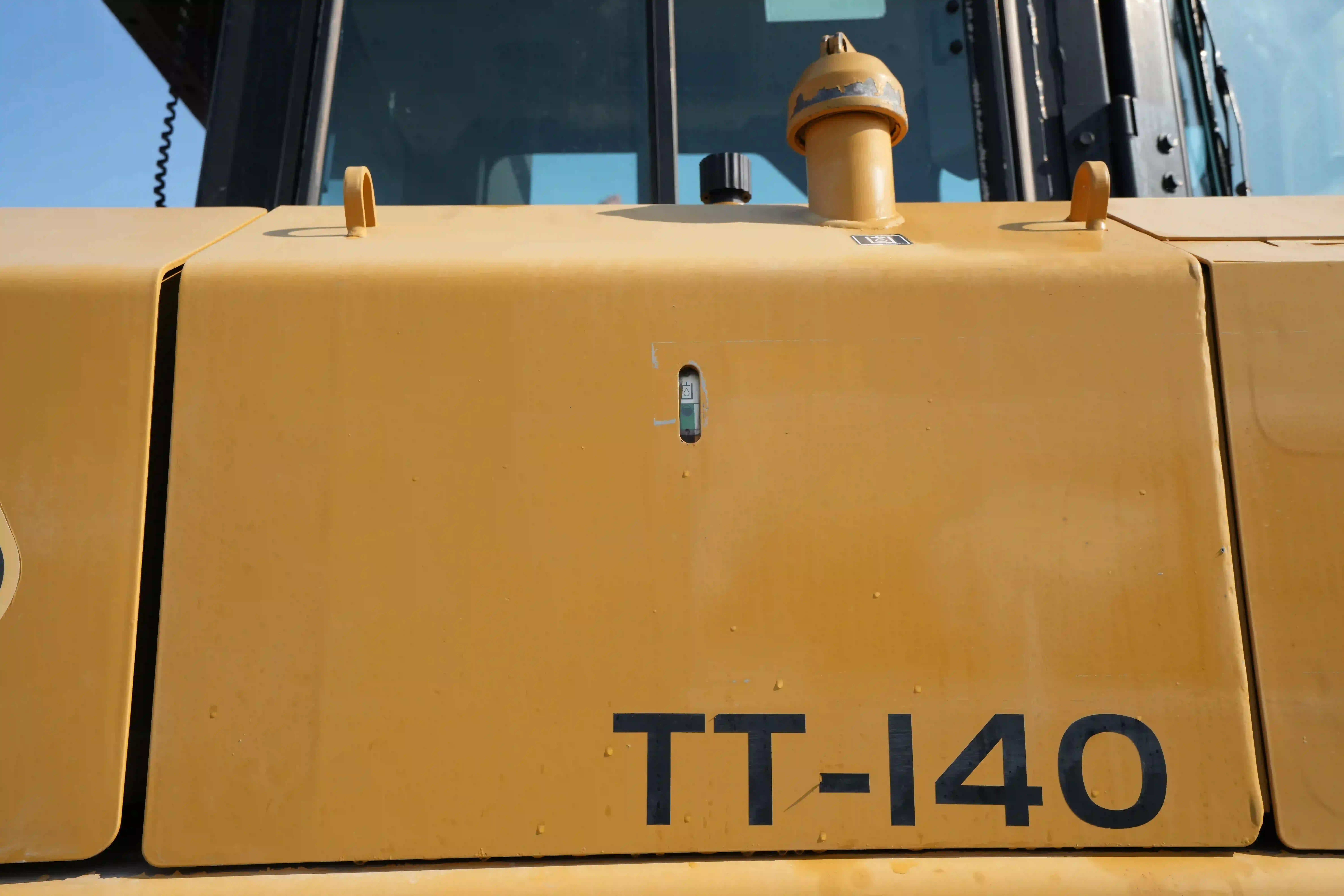 CDB-002-Cat-D8T-crawler-dozer-inspection-hydraulics-hydraulic-tank-1