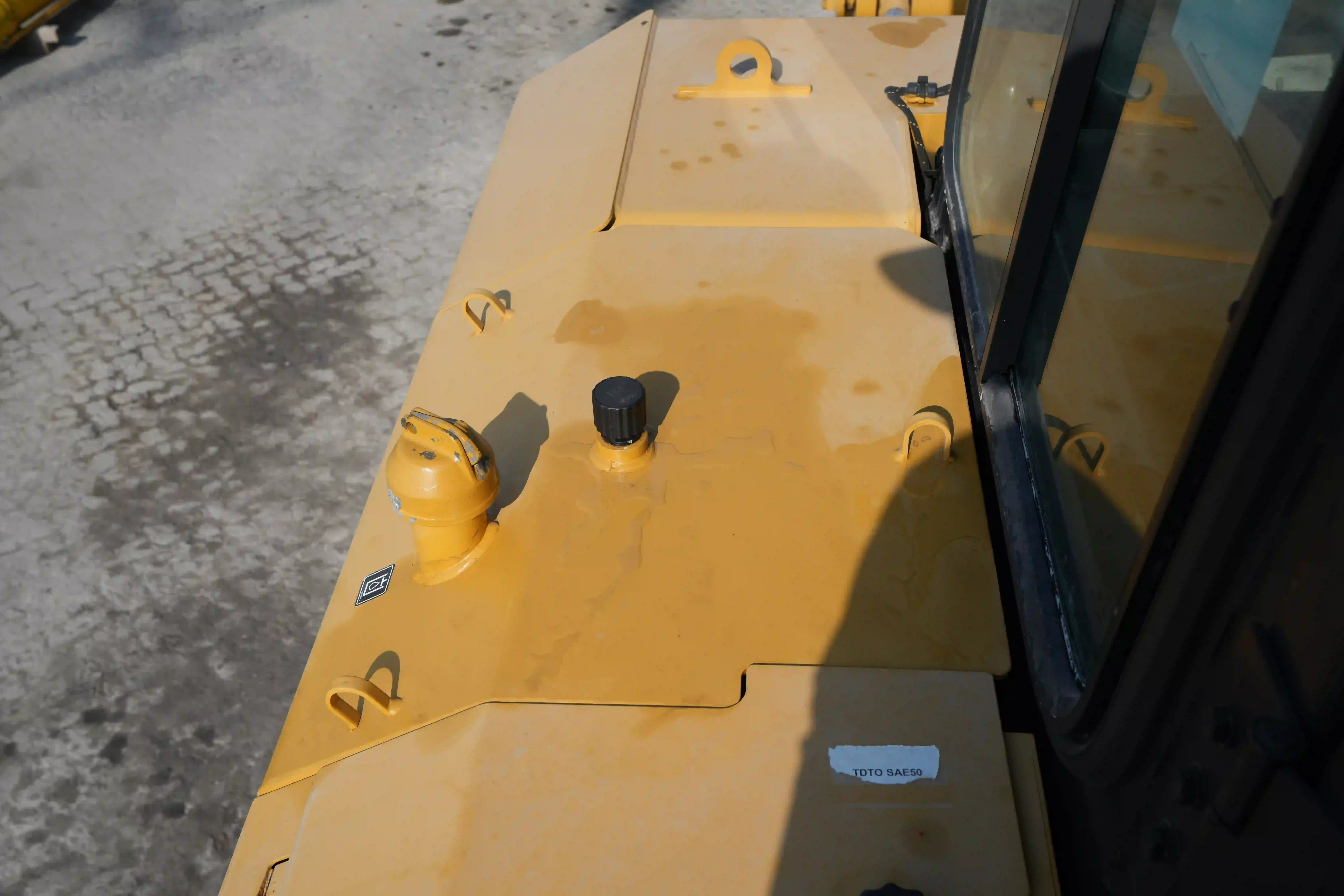CDB-002-Cat-D8T-crawler-dozer-inspection-hydraulics-hydraulic-tank-2