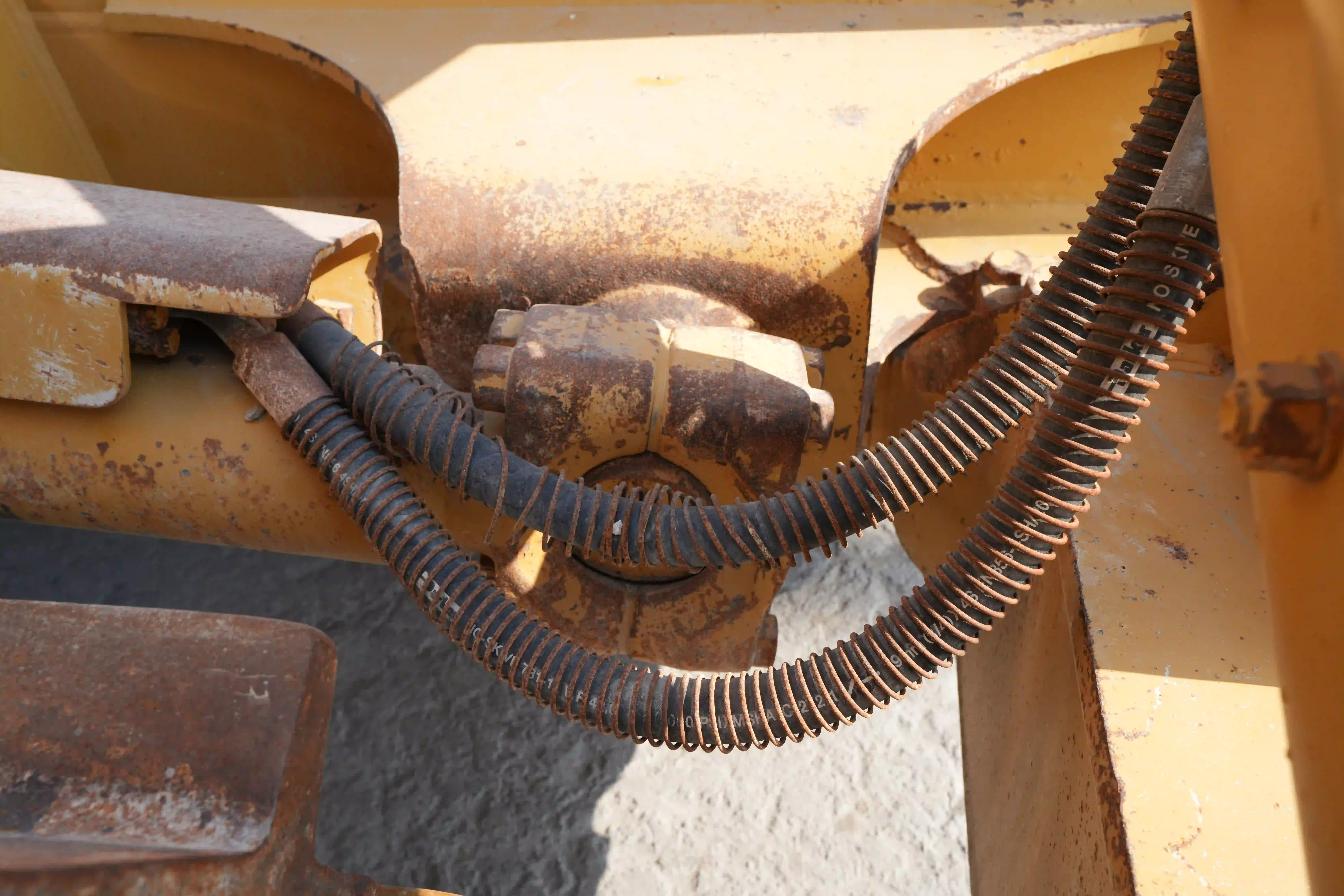 CDB-002-Cat-D8T-crawler-dozer-inspection-hydraulics-hydraulic-hoses-and-lines-1