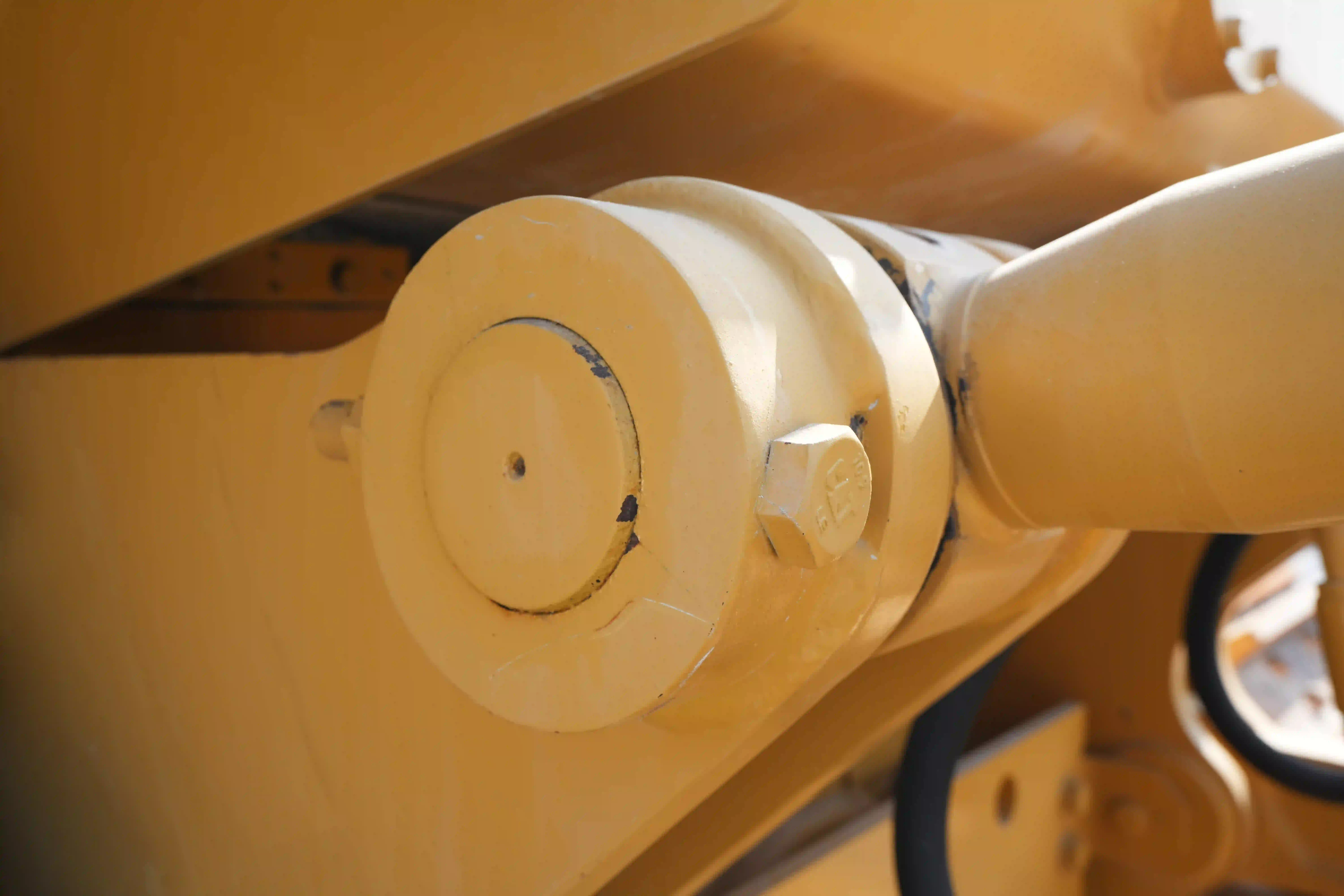 CDB-002-Cat-D8T-crawler-dozer-inspection-hydraulics-hydraulic-pins-locks-2