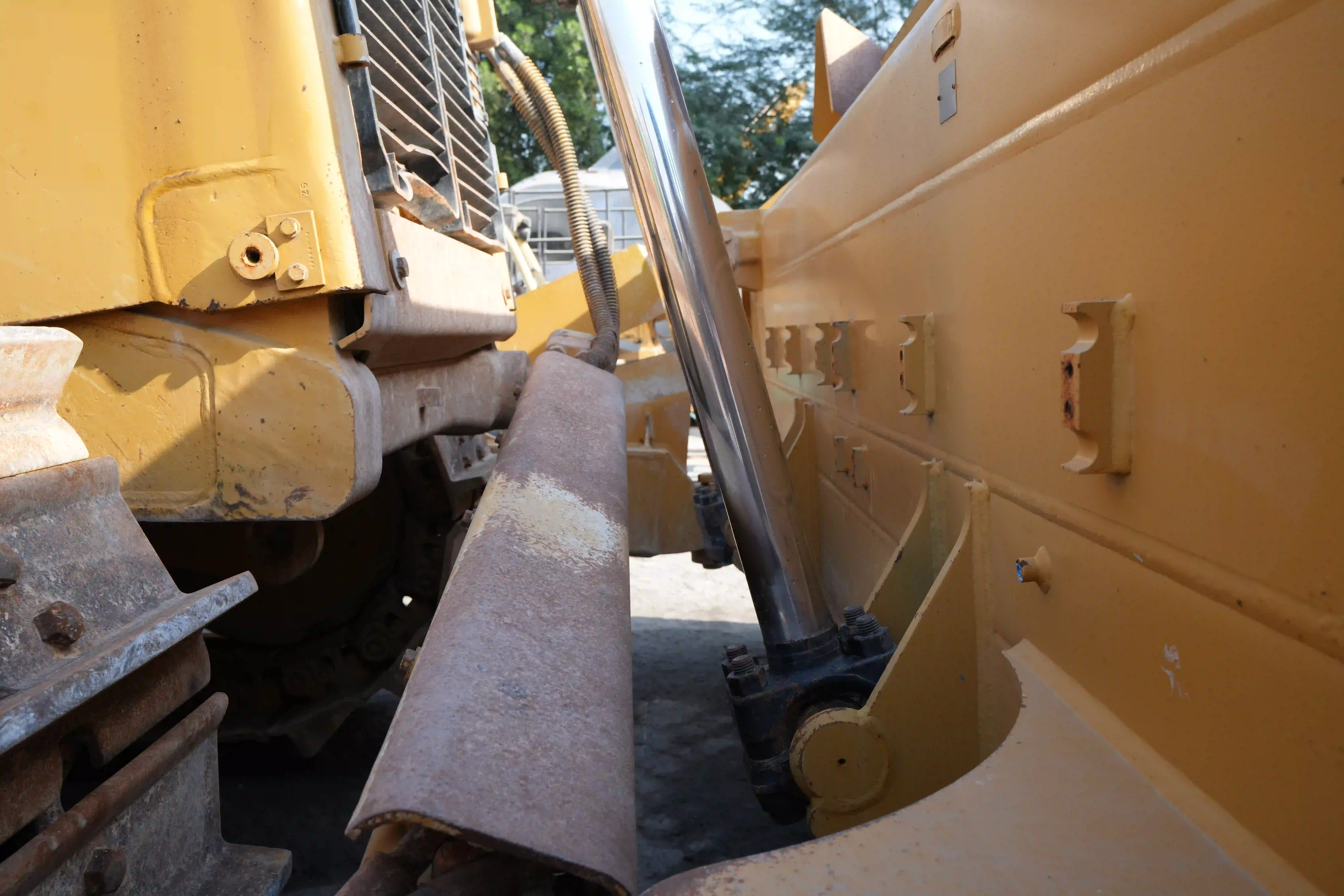 CDB-002-Cat-D8T-crawler-dozer-inspection-hydraulics-blade-lift-cylinders-2
