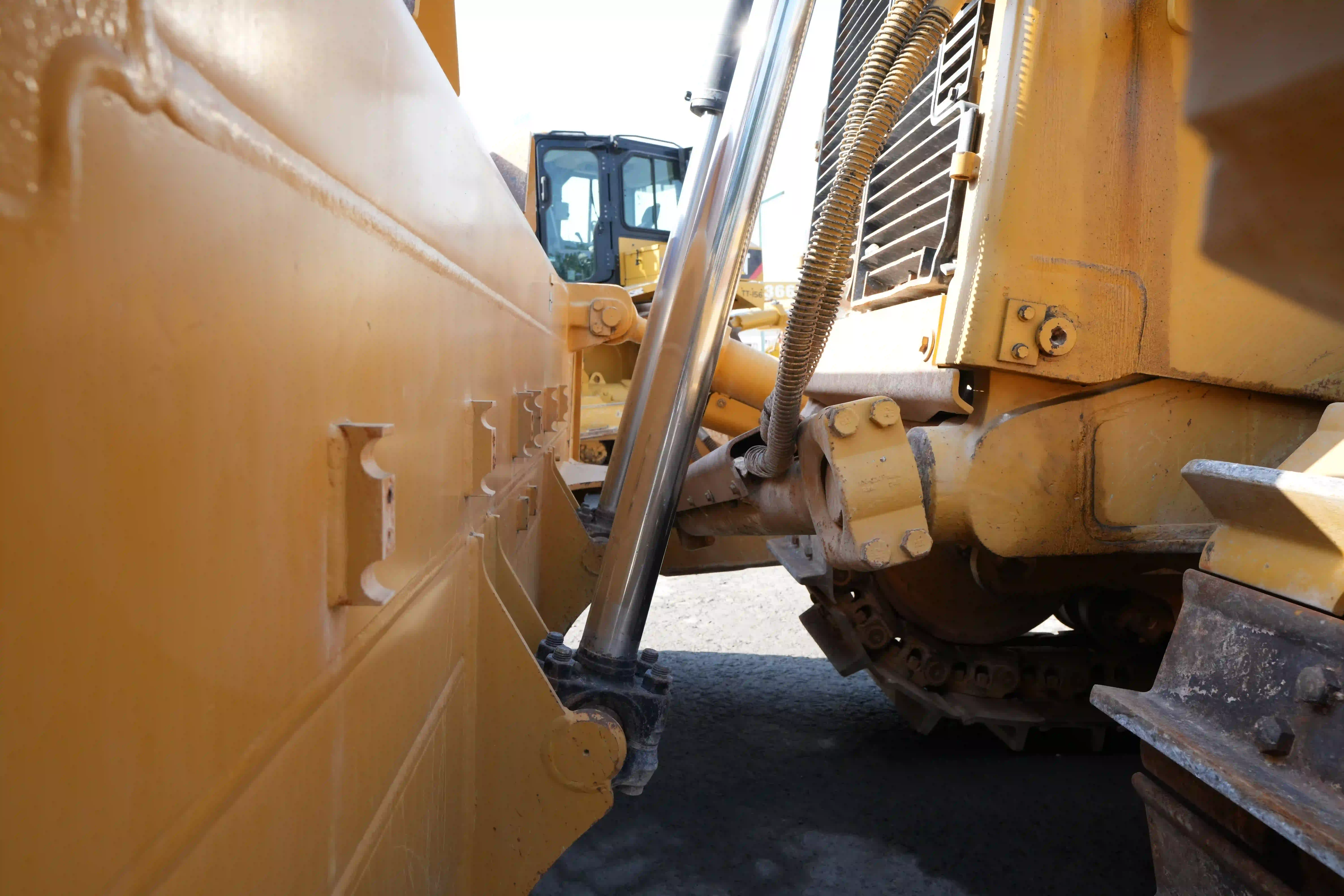 CDB-002-Cat-D8T-crawler-dozer-inspection-hydraulics-blade-lift-cylinders-3