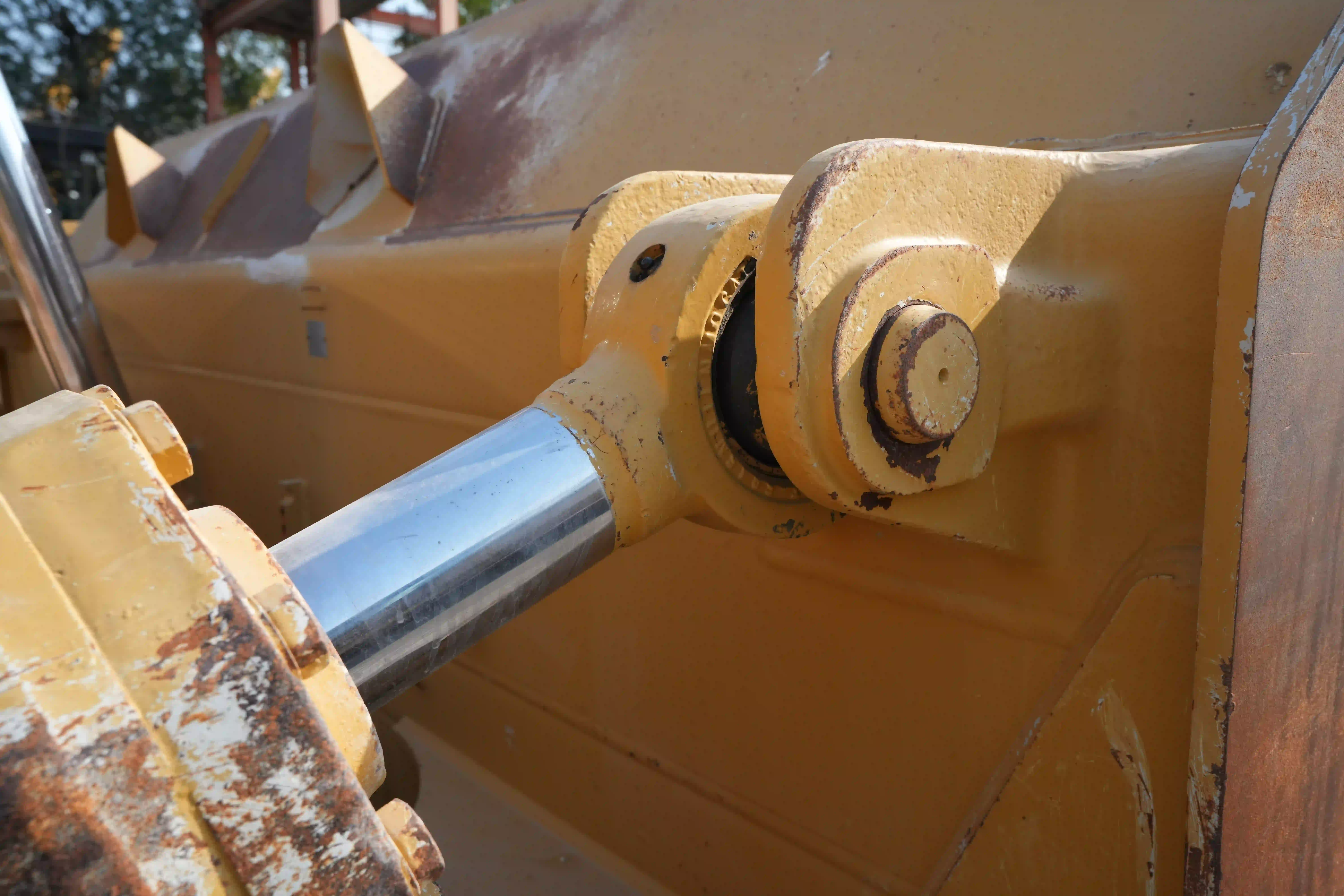 CDB-002-Cat-D8T-crawler-dozer-inspection-hydraulics-blade-tilt-cylinders-2