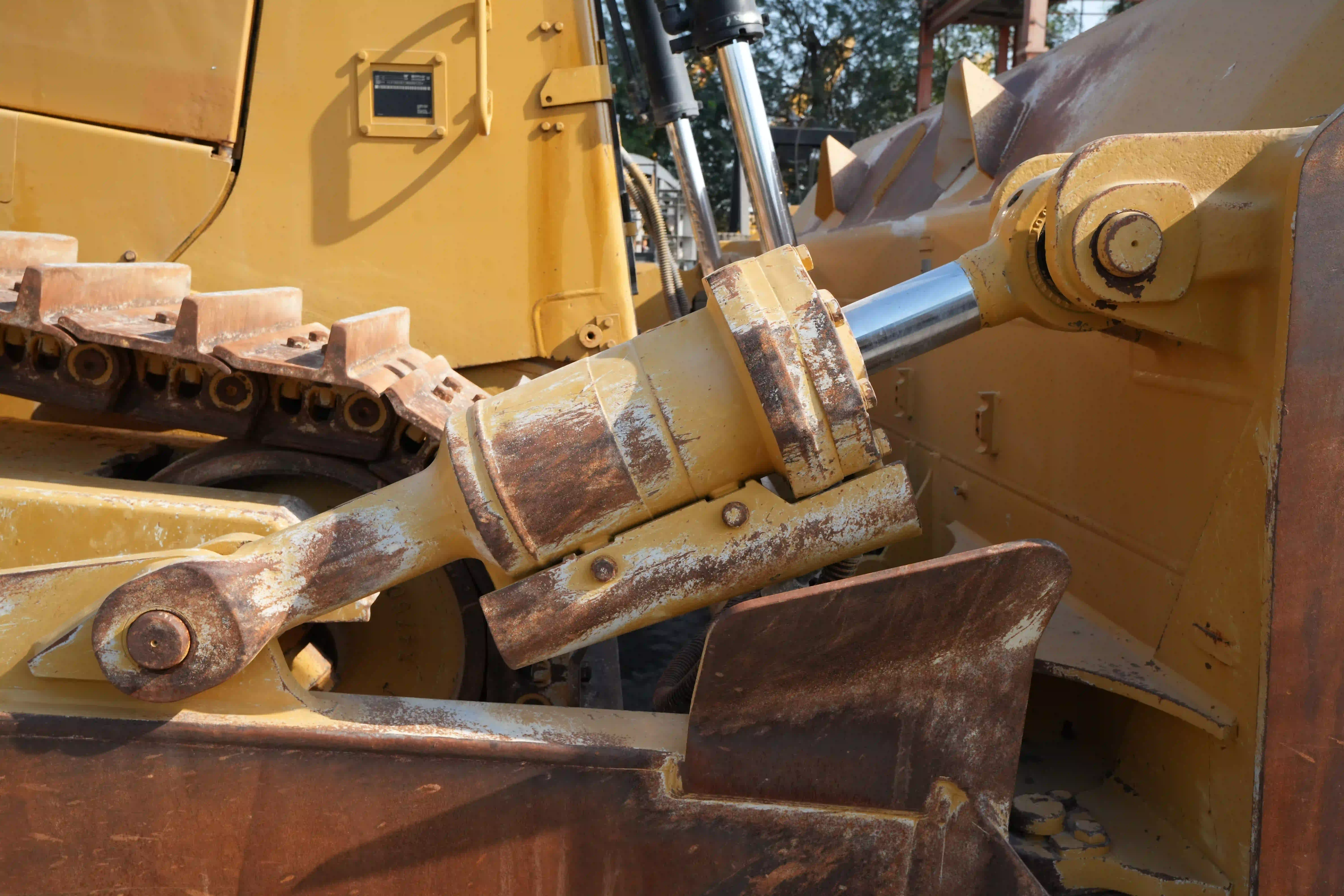 CDB-002-Cat-D8T-crawler-dozer-inspection-hydraulics-blade-tilt-cylinders-3