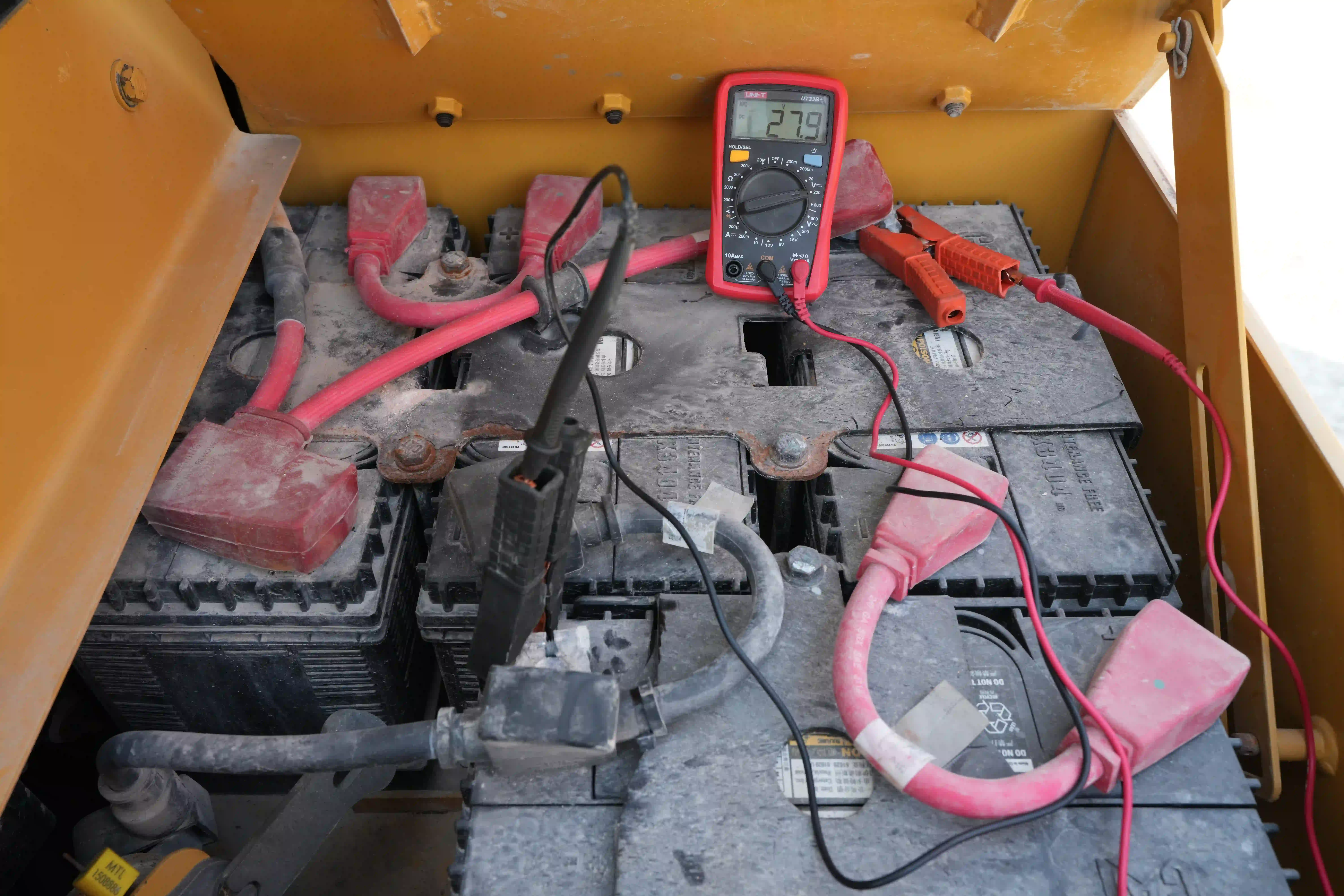 CDB-002-Cat-D8T-crawler-dozer-inspection-electronics-battery-1
