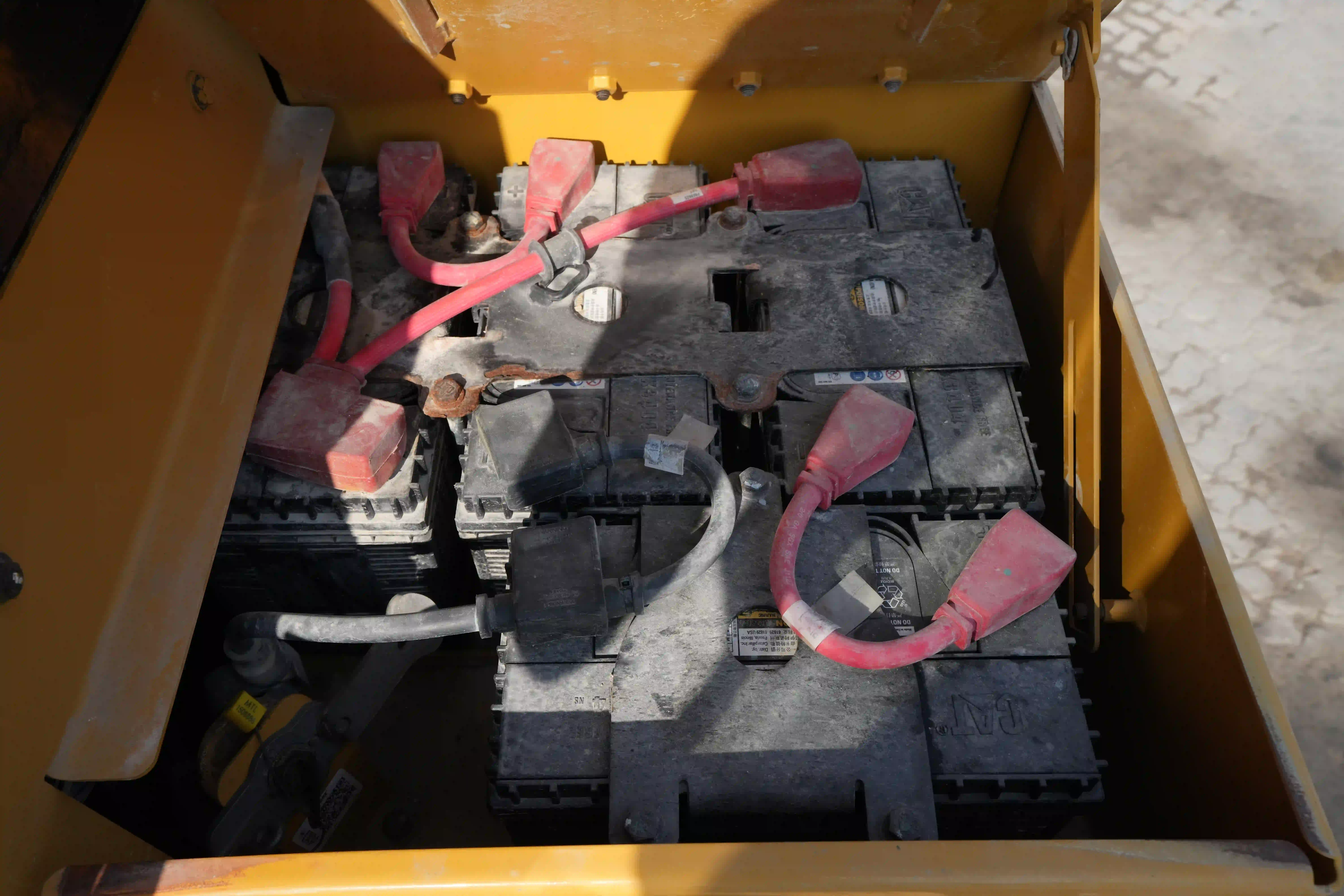 CDB-002-Cat-D8T-crawler-dozer-inspection-electronics-battery-2