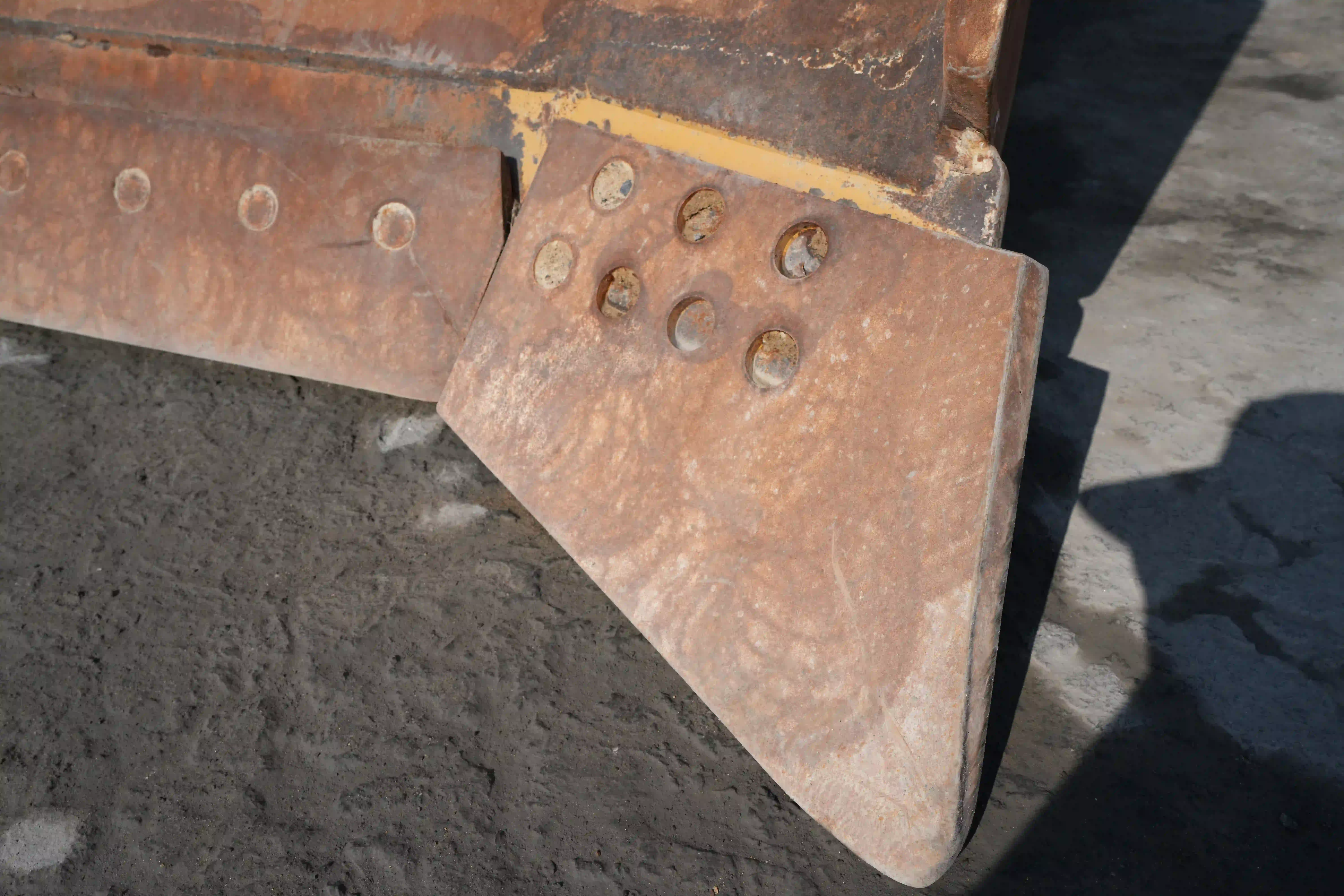 CDB-002-Cat-D8T-crawler-dozer-inspection-attachments-dozer-blade-cutting-edge-3
