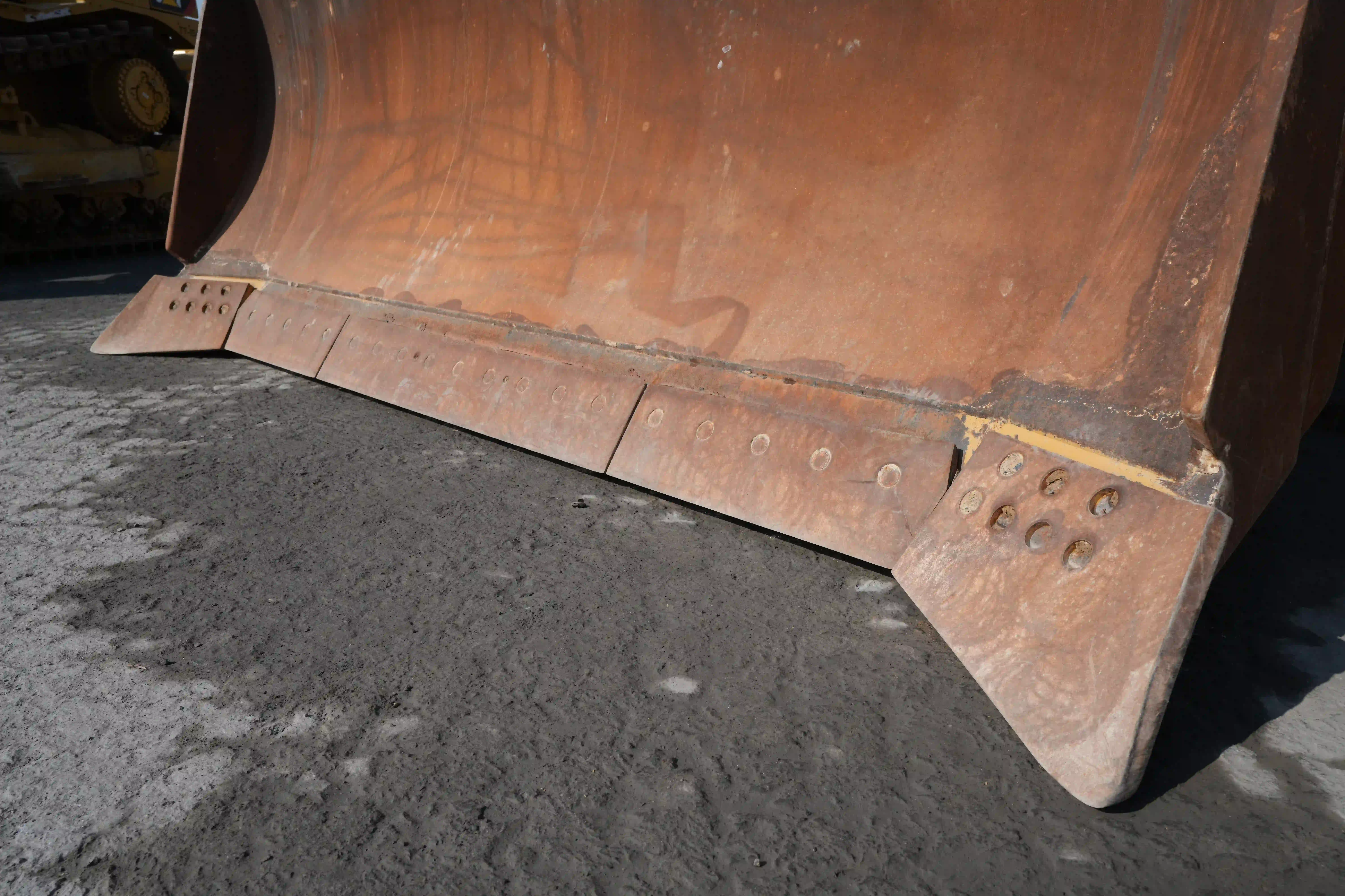 CDB-002-Cat-D8T-crawler-dozer-inspection-attachments-dozer-blade-cutting-edge-5