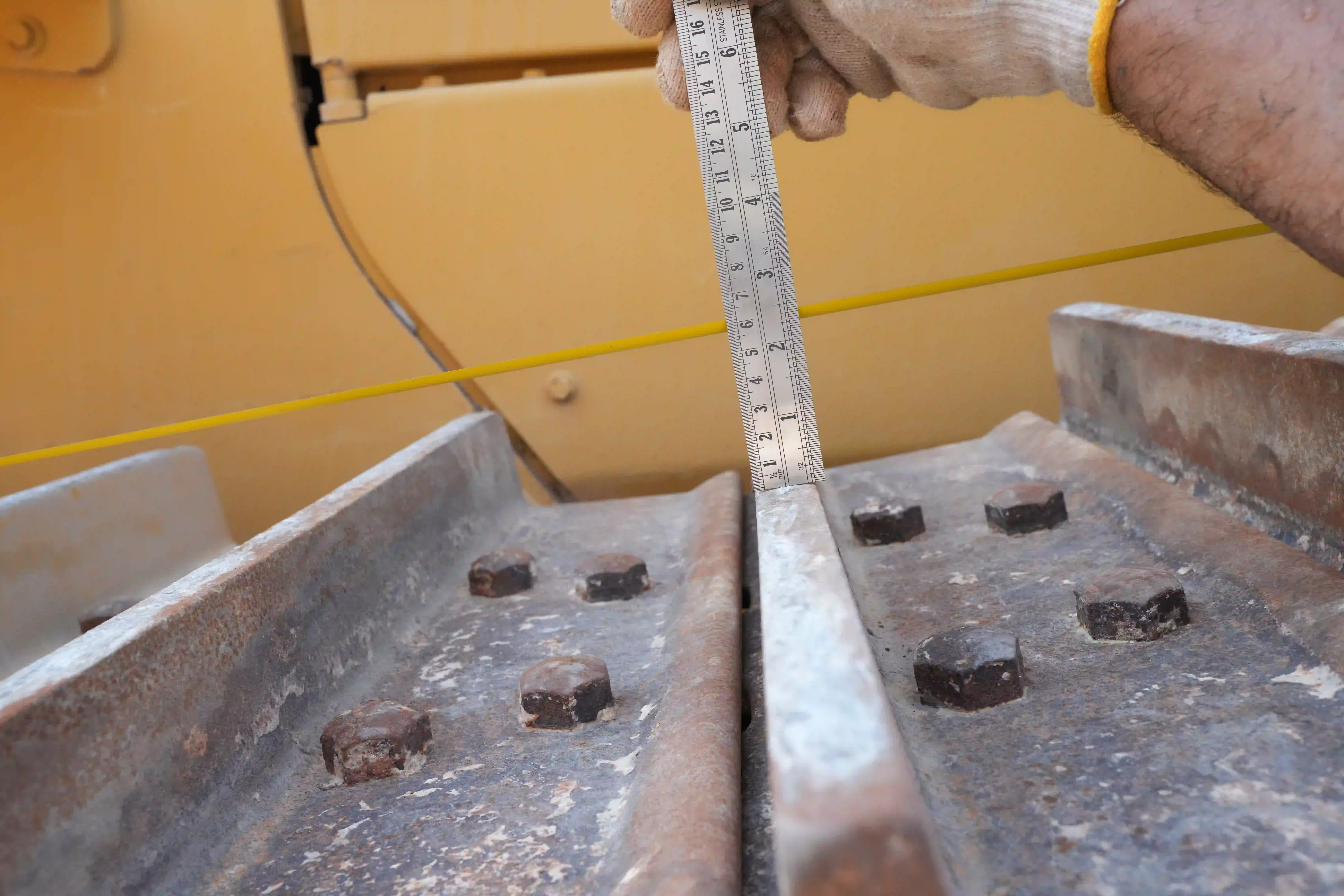 CDB-002-Cat-D8T-crawler-dozer-inspection-undercarriage-left-track-tensioner-2