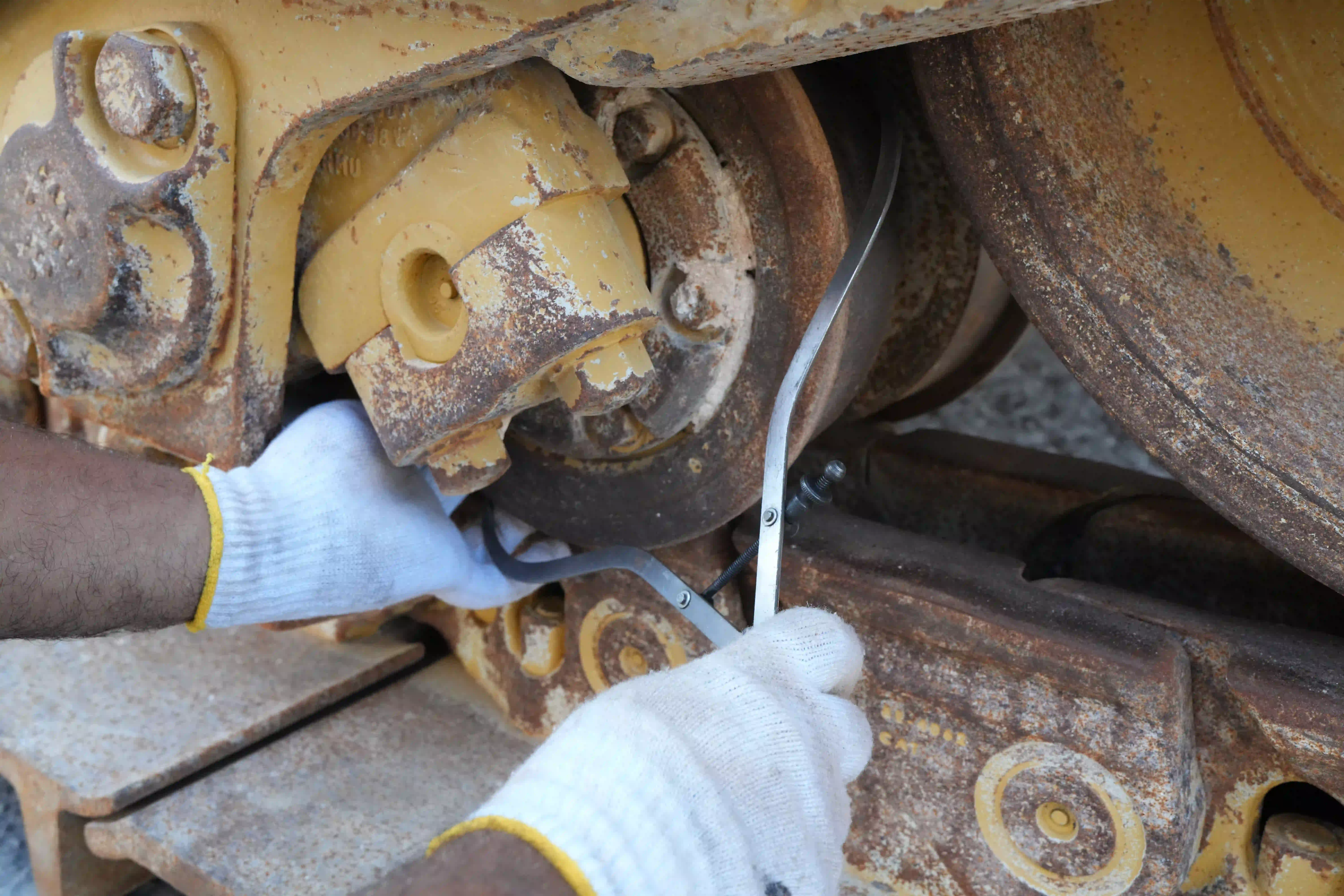 CDB-002-Cat-D8T-crawler-dozer-inspection-undercarriage-left-track-rollers-3