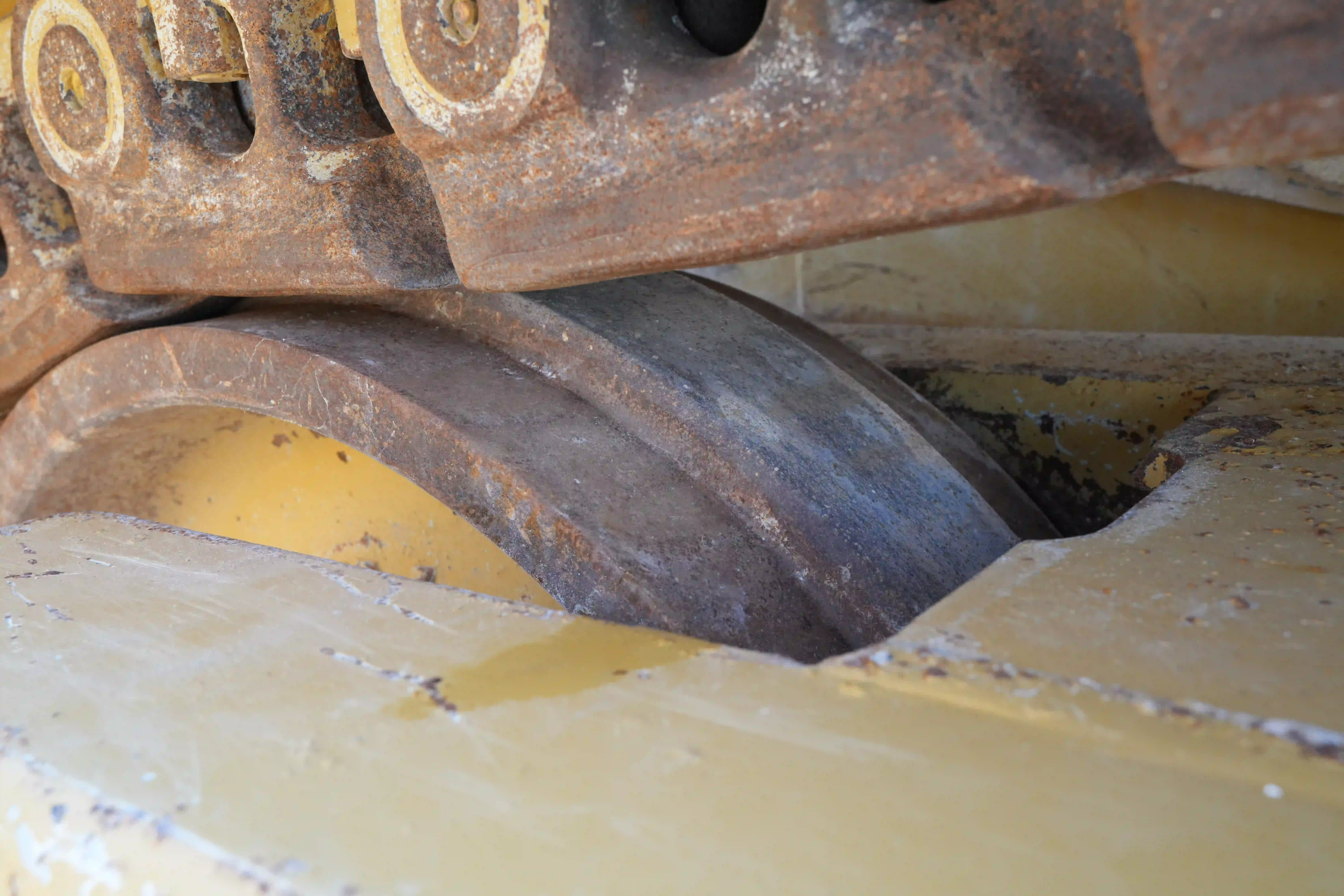 CDB-002-Cat-D8T-crawler-dozer-inspection-undercarriage-left-front-idler-2