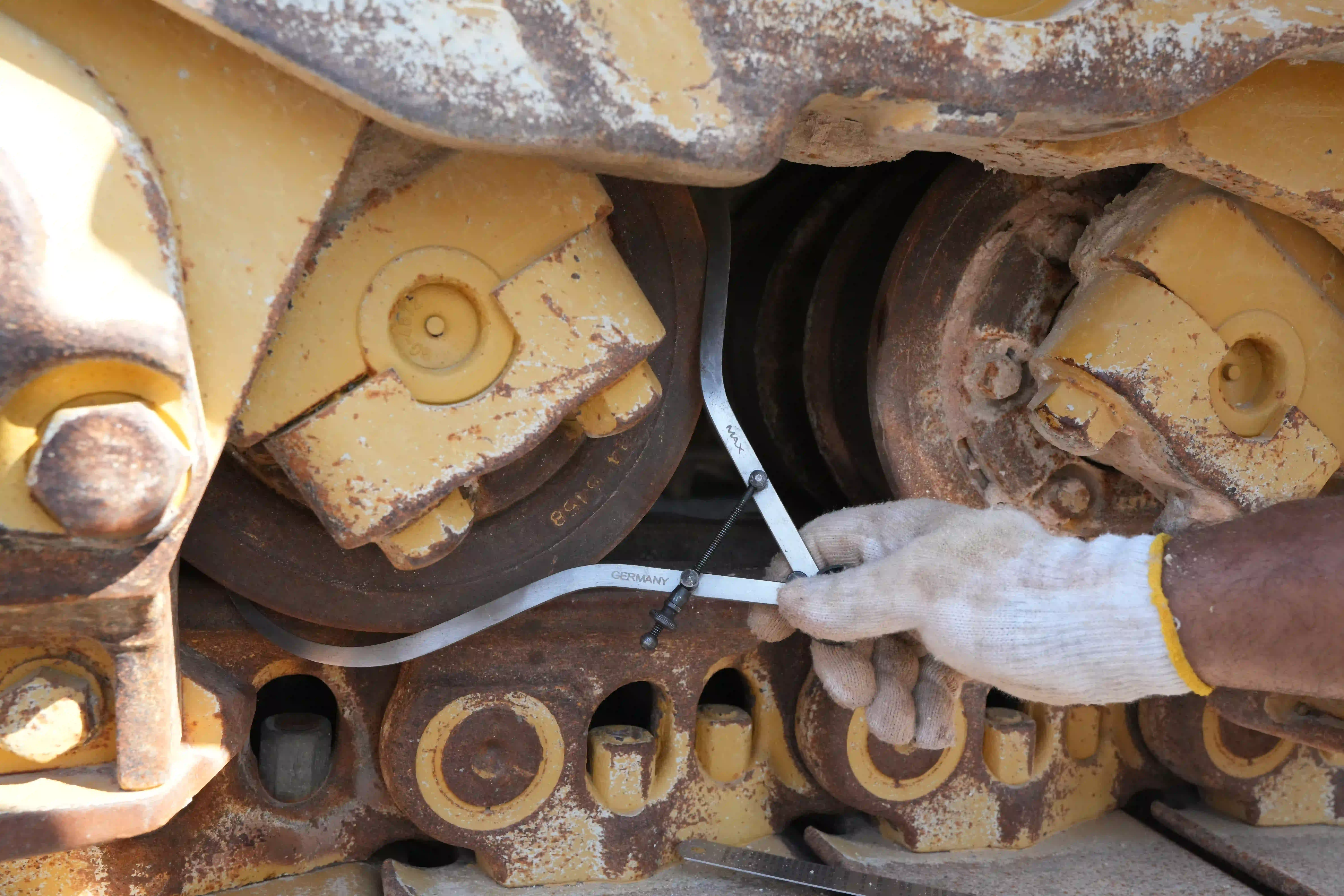 CDB-002-Cat-D8T-crawler-dozer-inspection-undercarriage-right-track-rollers-2