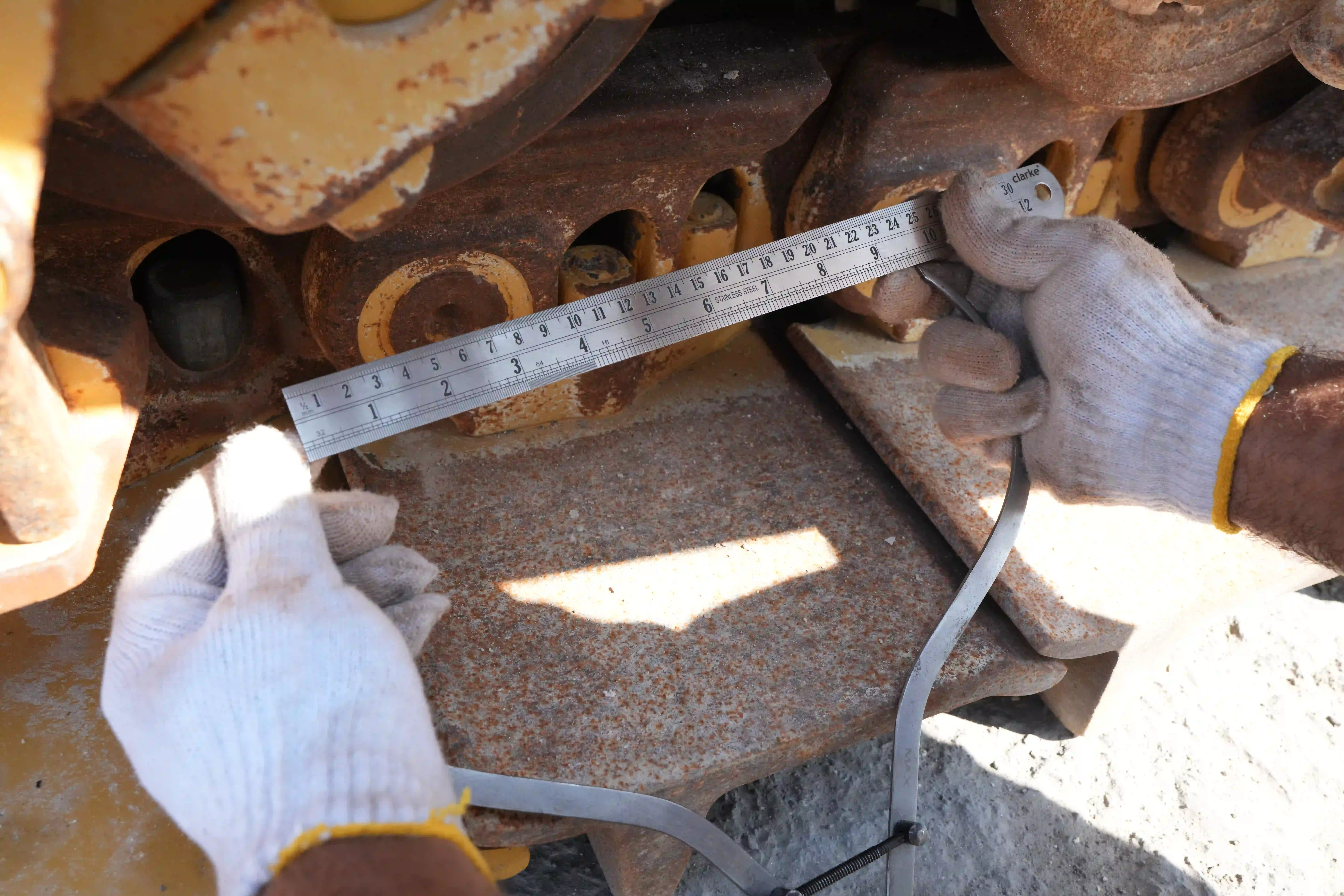 CDB-002-Cat-D8T-crawler-dozer-inspection-undercarriage-right-track-rollers-3