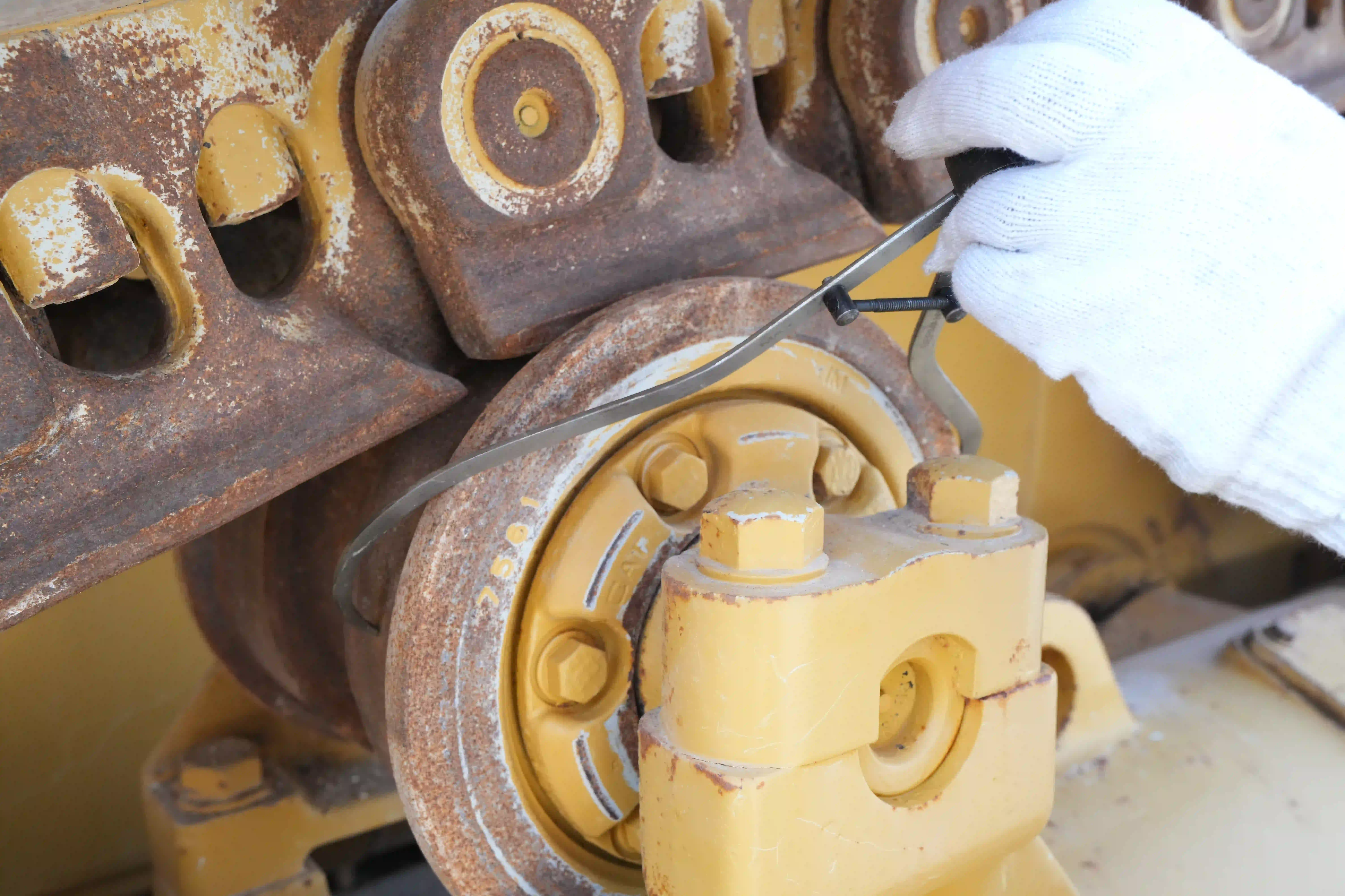 CDB-002-Cat-D8T-crawler-dozer-inspection-undercarriage-left-carrier-rollers-5