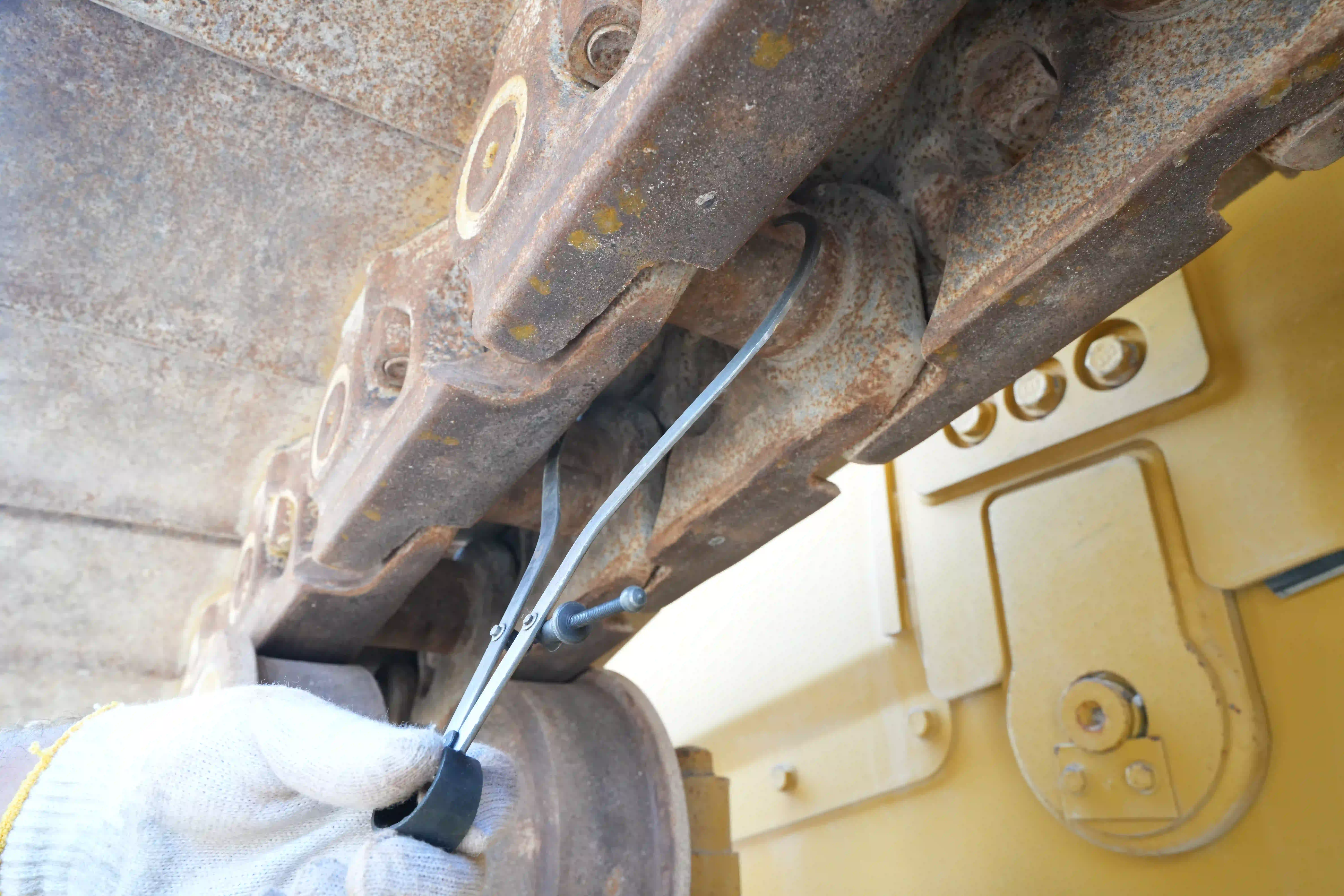 CDB-002-Cat-D8T-crawler-dozer-inspection-undercarriage-left-track-chain-2