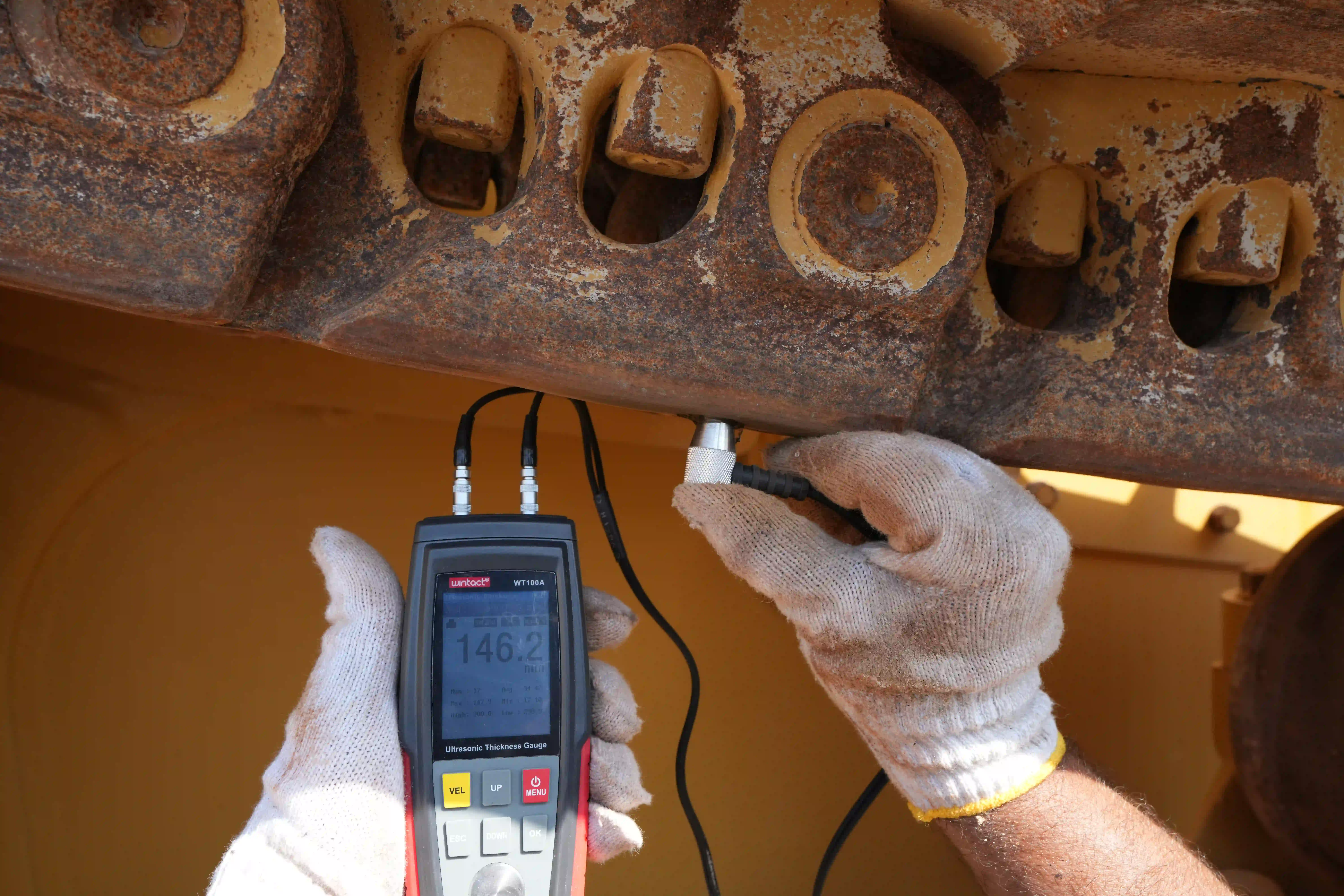 CDB-002-Cat-D8T-crawler-dozer-inspection-undercarriage-right-track-chain-3