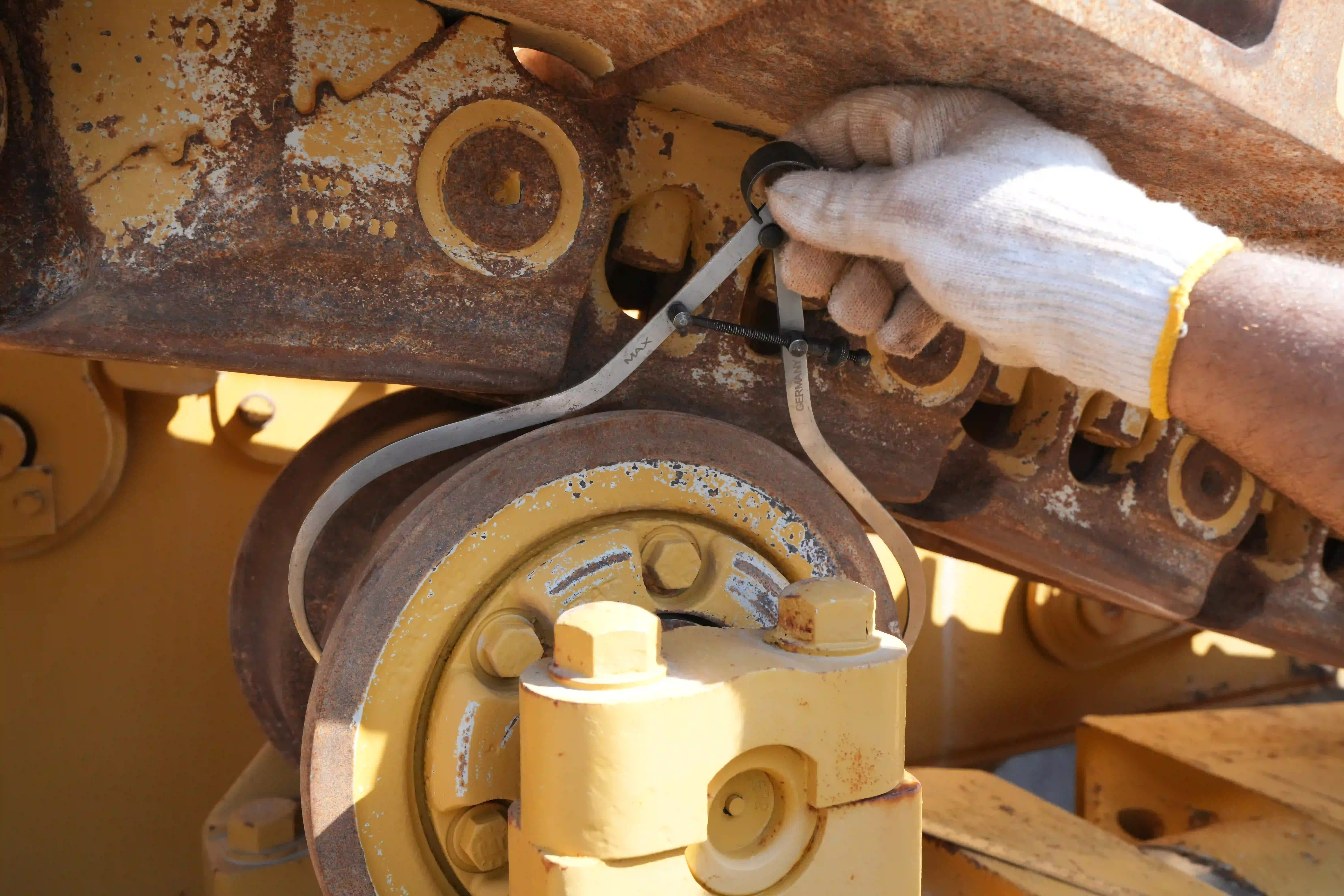 CDB-002-Cat-D8T-crawler-dozer-inspection-undercarriage-right-carrier-rollers-4