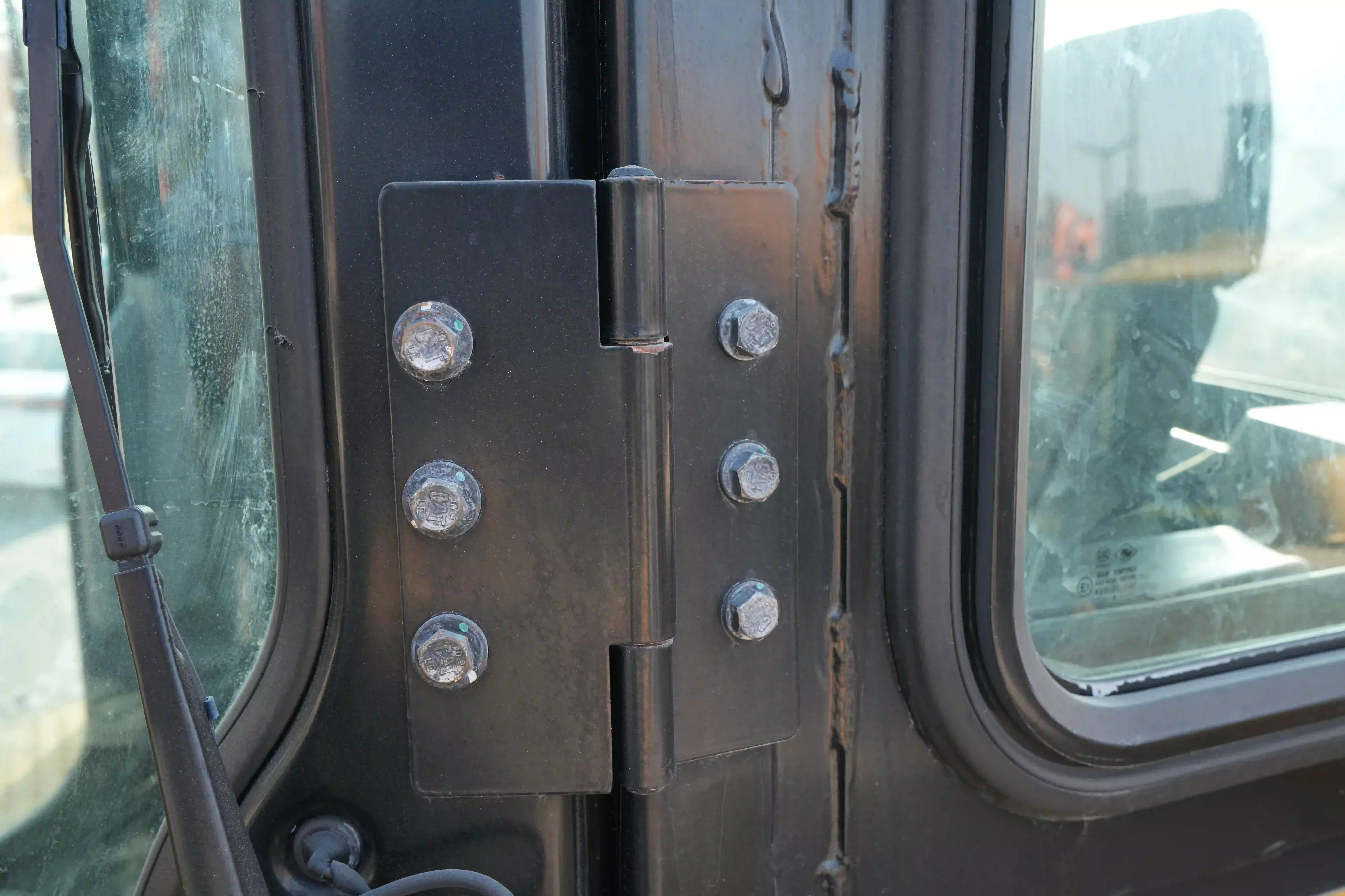 CDB-003-Cat-D8T-crawler-dozer-inspection-structure-doors-4