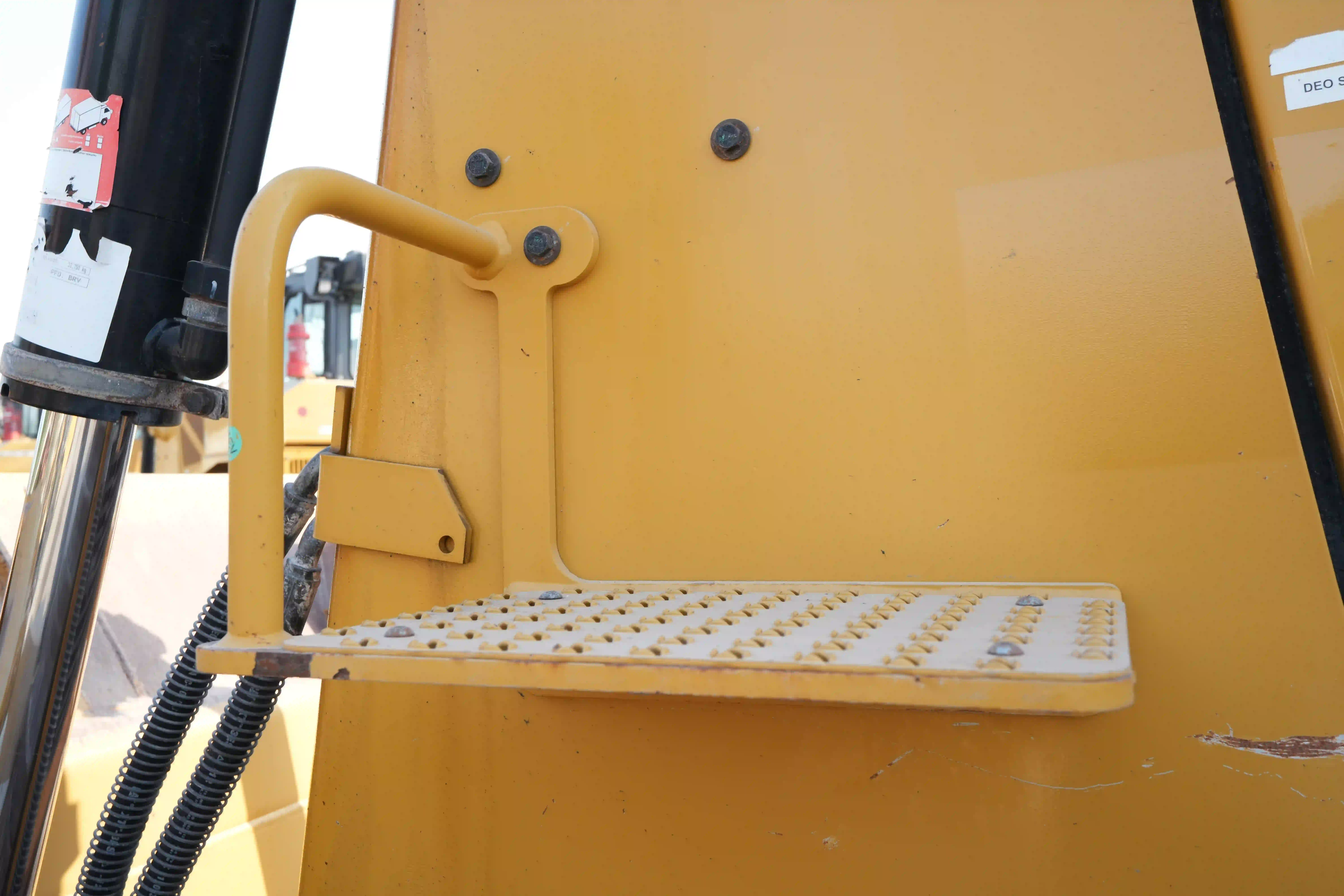 CDB-003-Cat-D8T-crawler-dozer-inspection-structure-steps-ladders-1