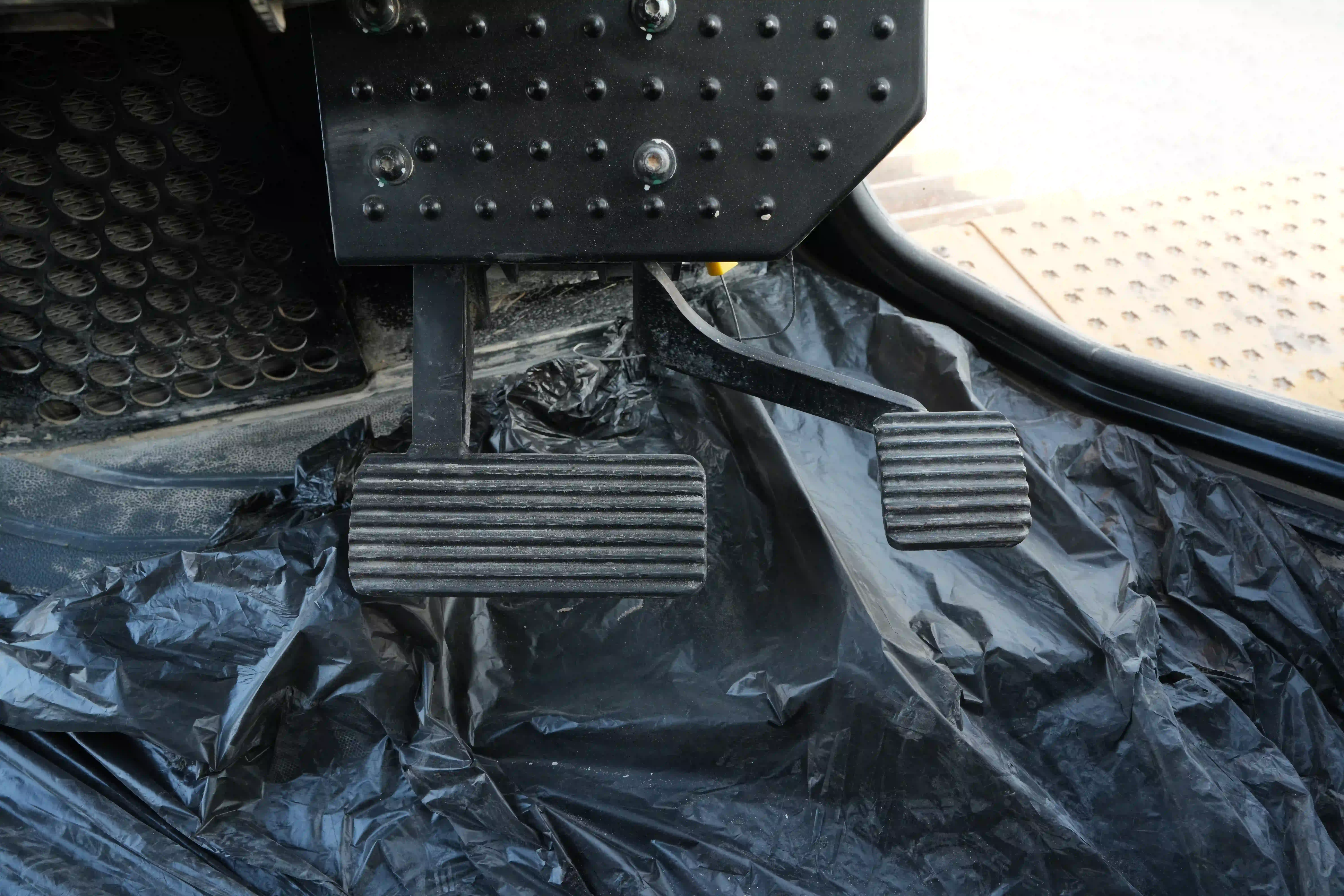 CDB-003-Cat-D8T-crawler-dozer-inspection-cabin-pedals