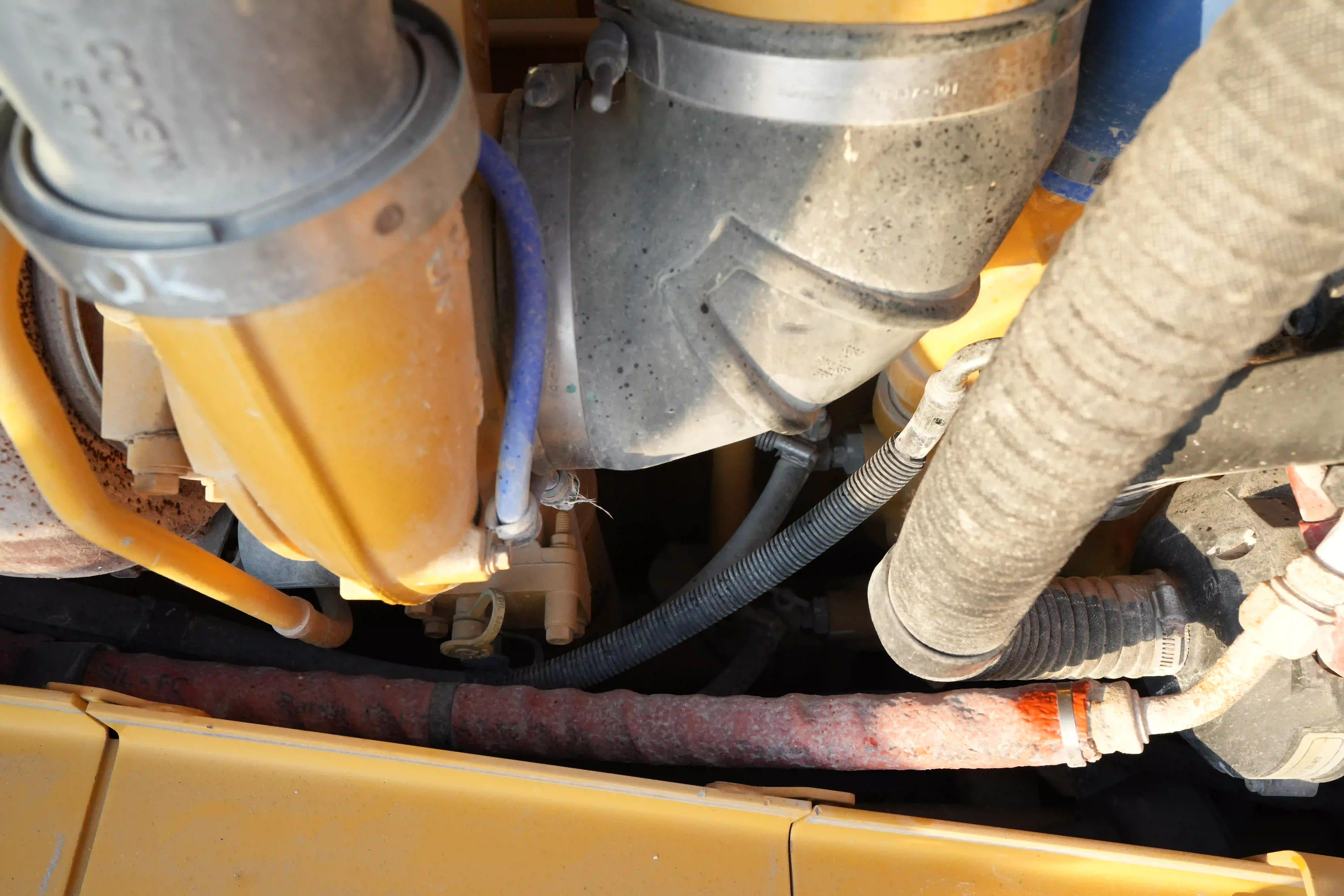 CDB-003-Cat-D8T-crawler-dozer-inspection-air-conditioning-refrigerant-lines