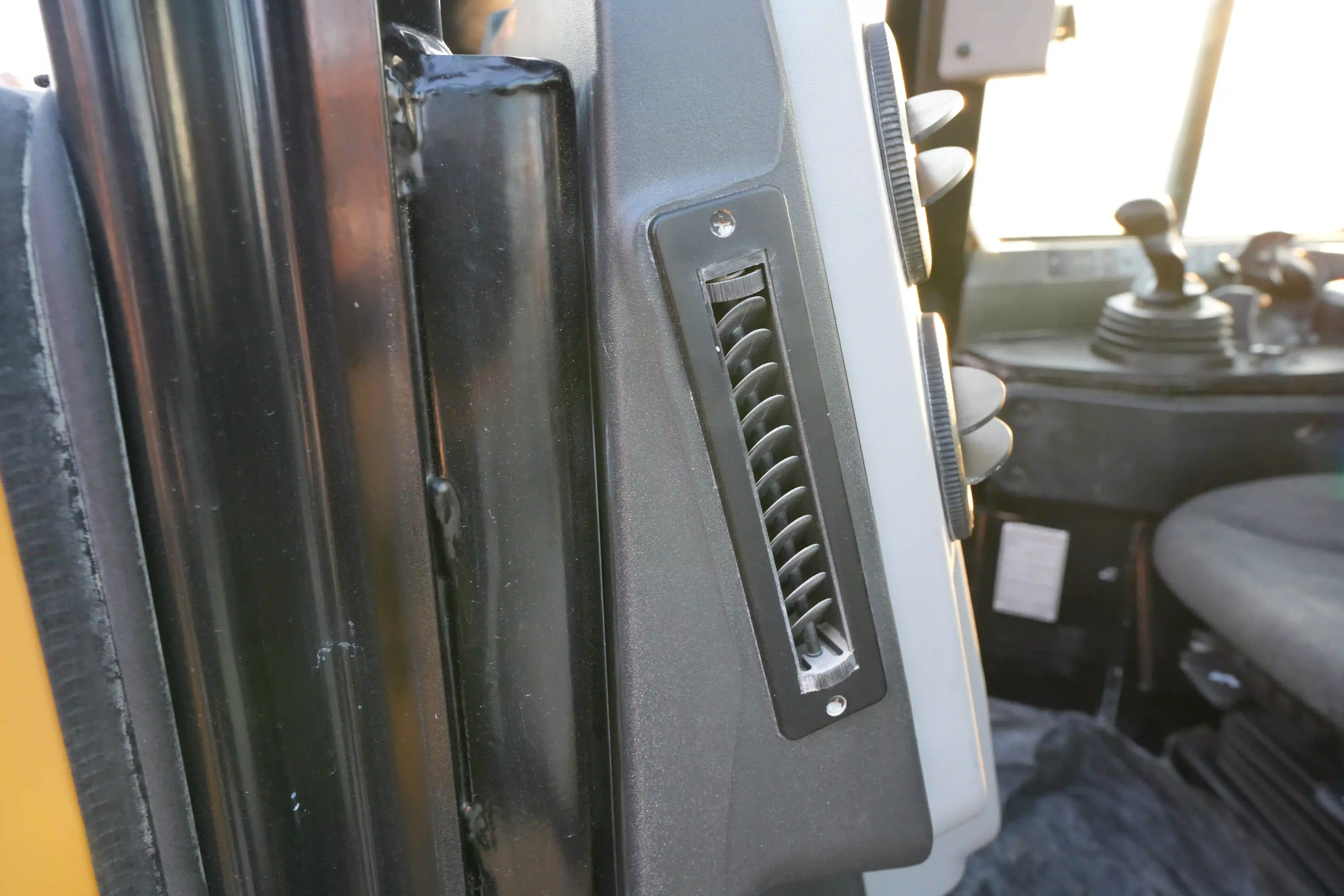 CDB-003-Cat-D8T-crawler-dozer-inspection-air-conditioning-vents-and-air-flow-1