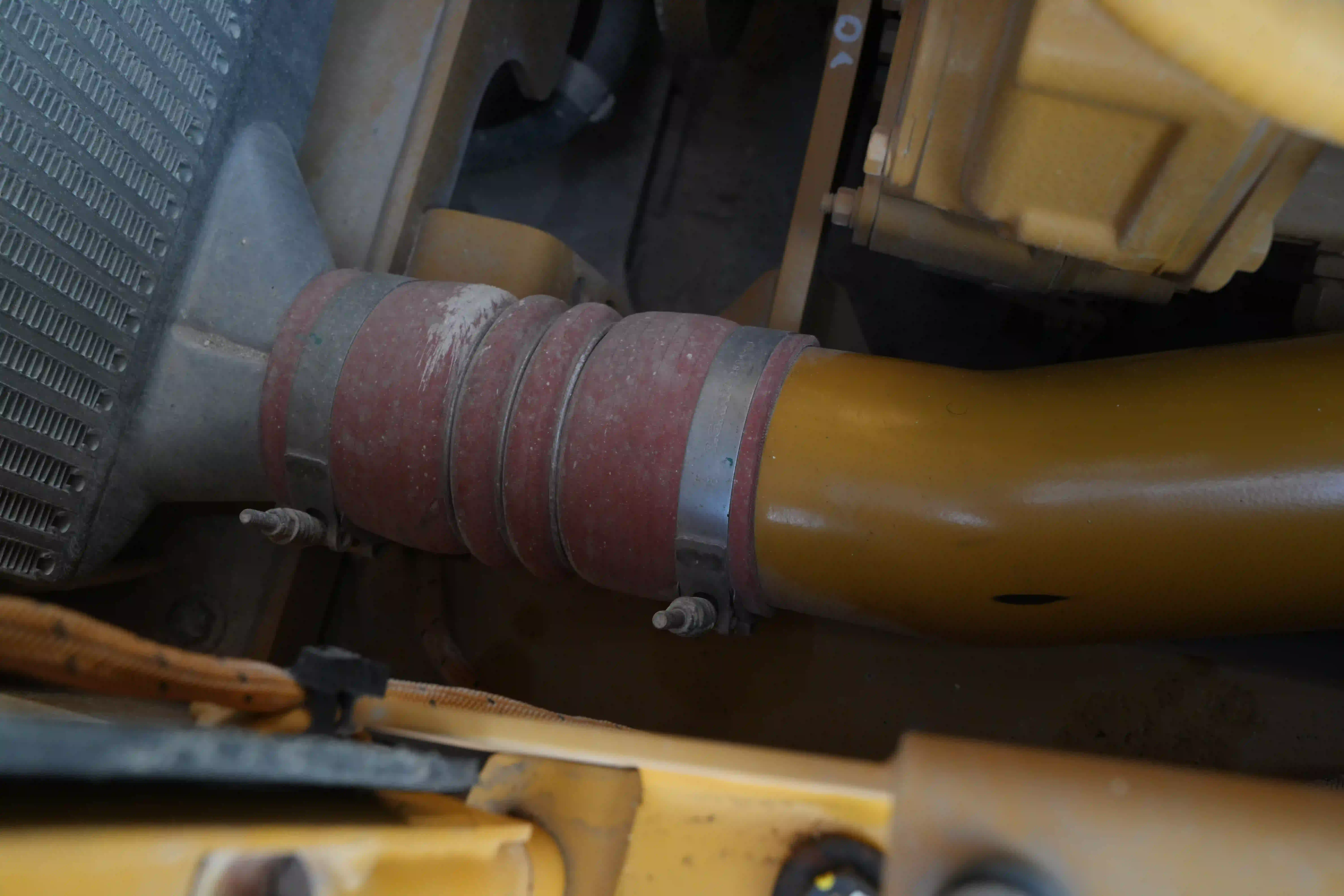 CDB-003-Cat-D8T-crawler-dozer-inspection-engine-hoses-2