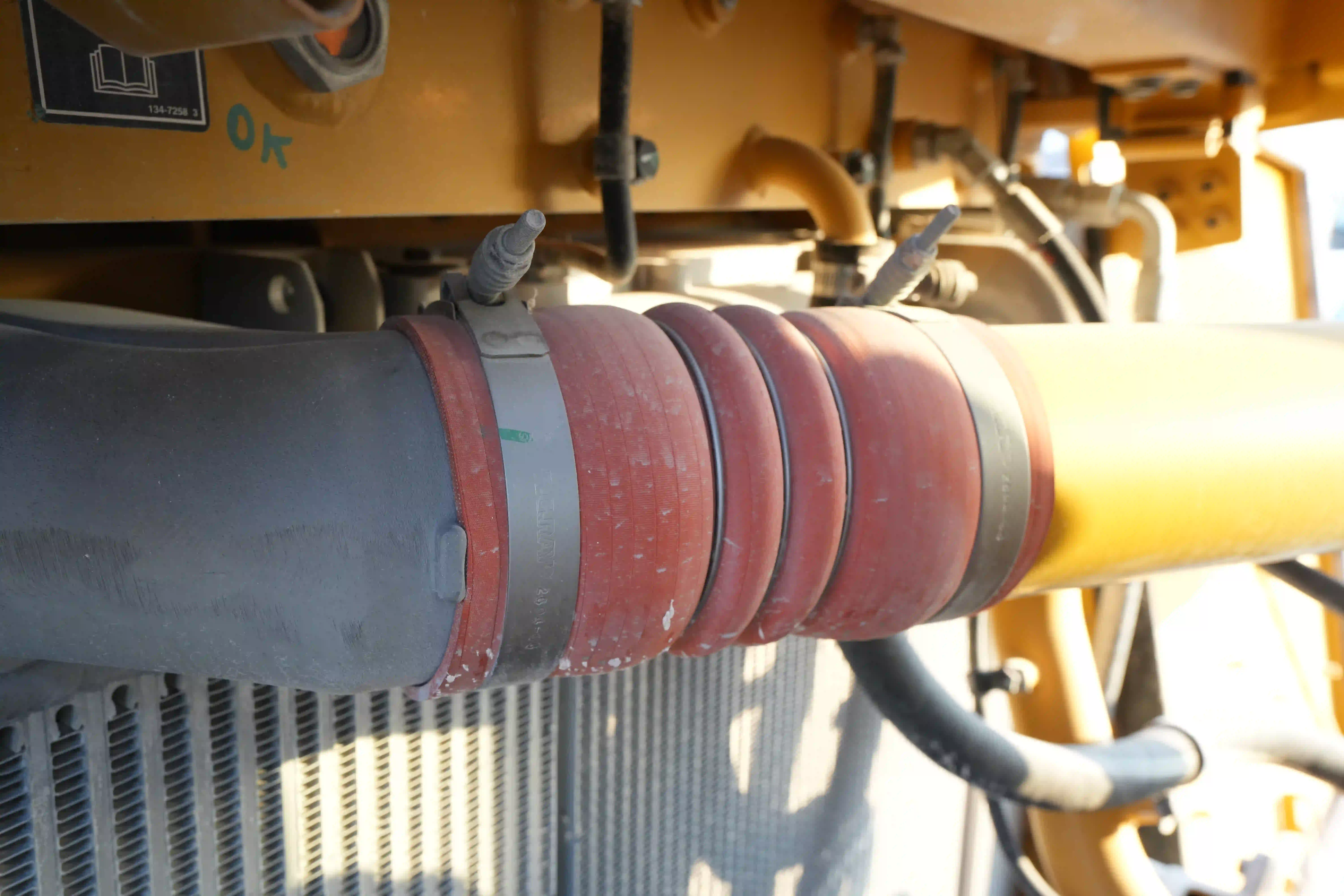 CDB-003-Cat-D8T-crawler-dozer-inspection-engine-hoses-3