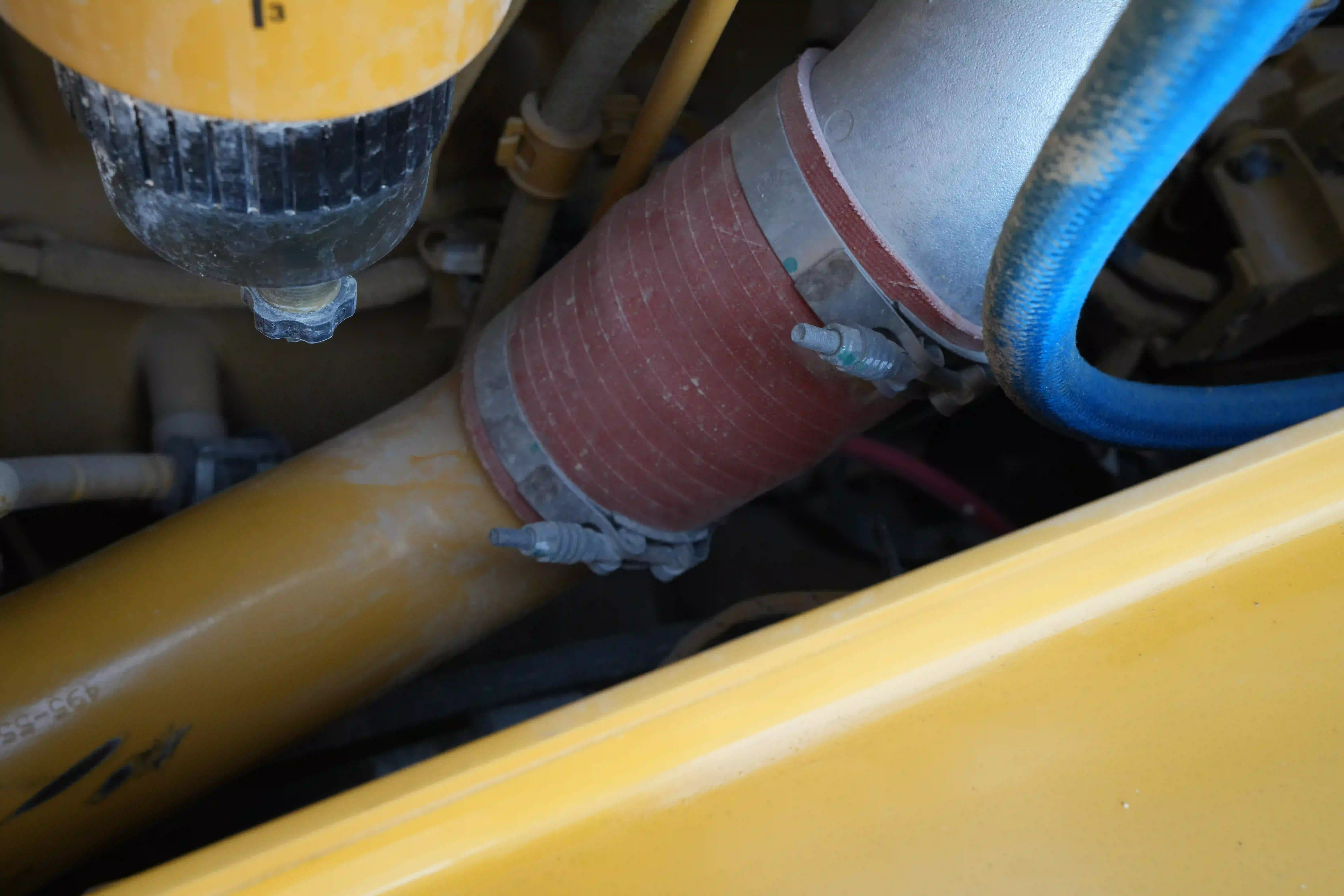 CDB-003-Cat-D8T-crawler-dozer-inspection-engine-hoses-4