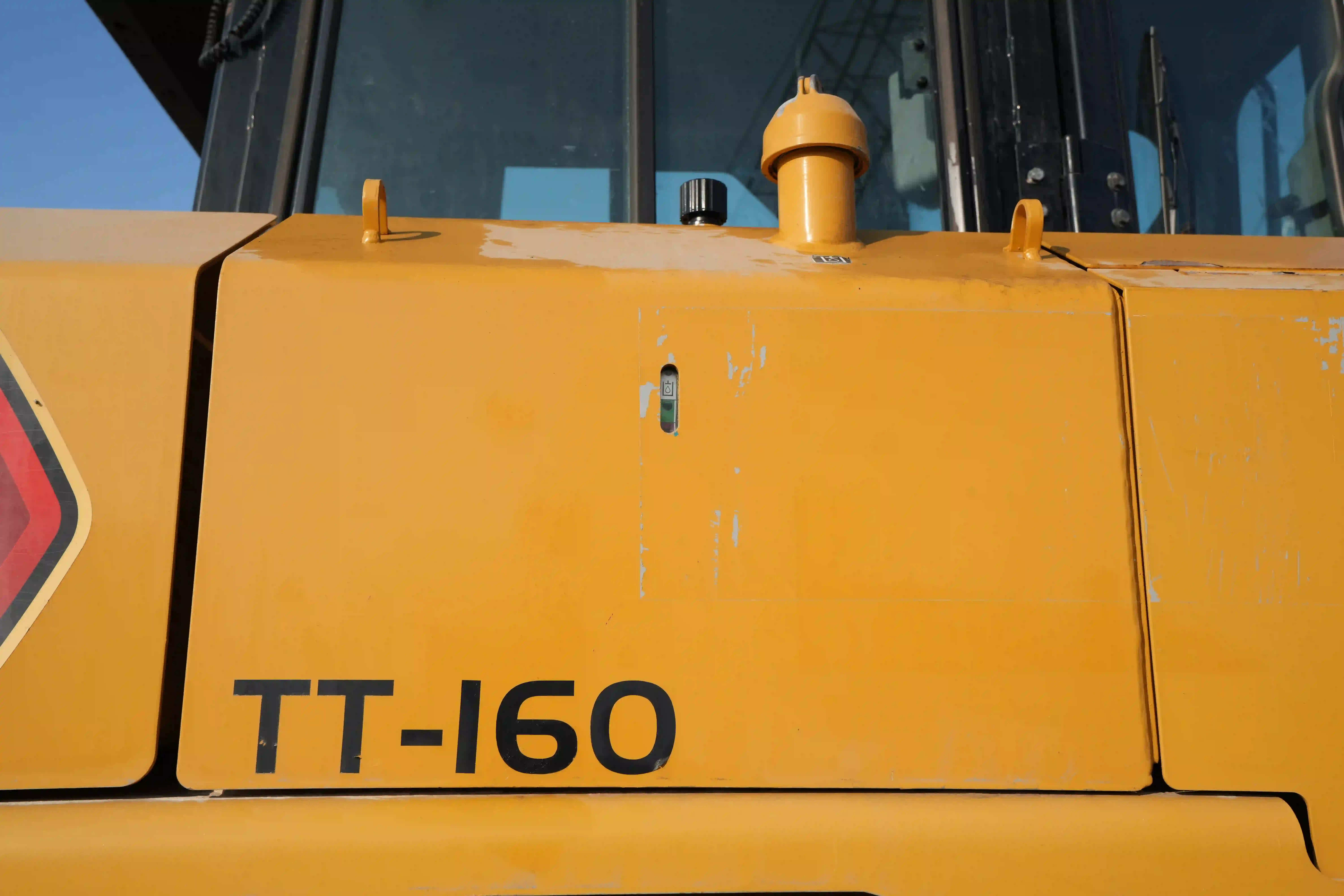 CDB-003-Cat-D8T-crawler-dozer-inspection-hydraulics-hydraulic-tank-1