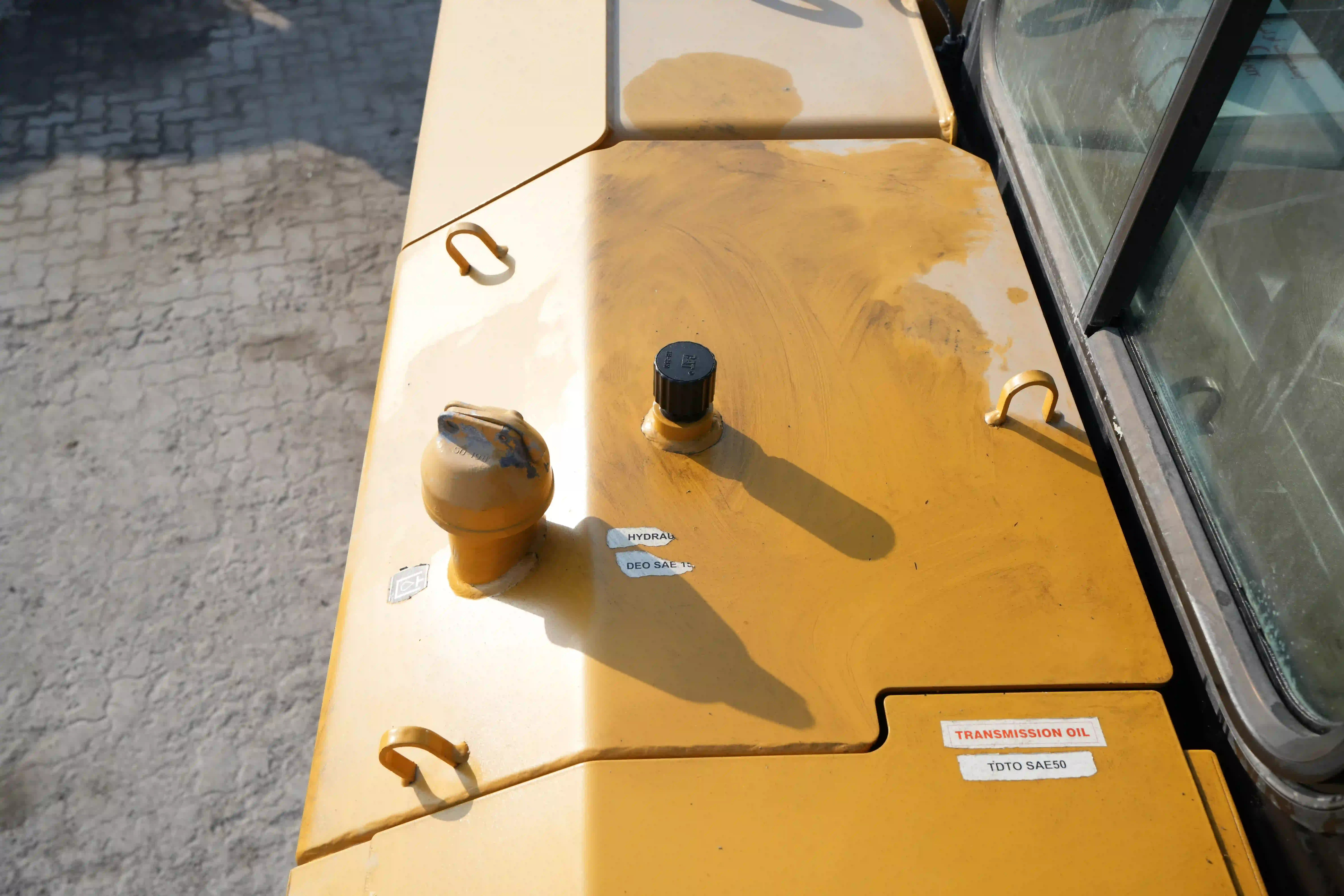 CDB-003-Cat-D8T-crawler-dozer-inspection-hydraulics-hydraulic-tank-2