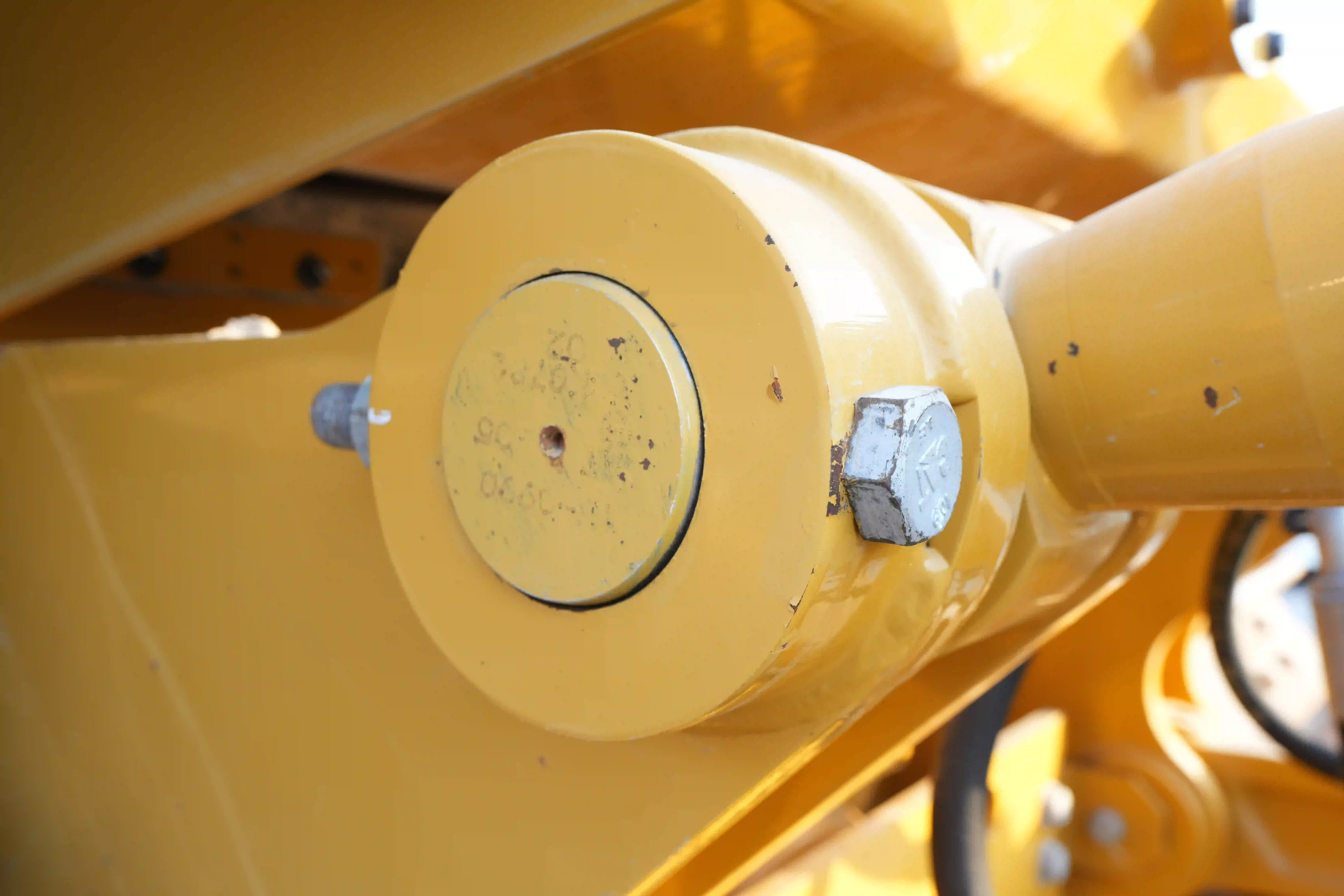 CDB-003-Cat-D8T-crawler-dozer-inspection-hydraulics-hydraulic-pins-locks-2