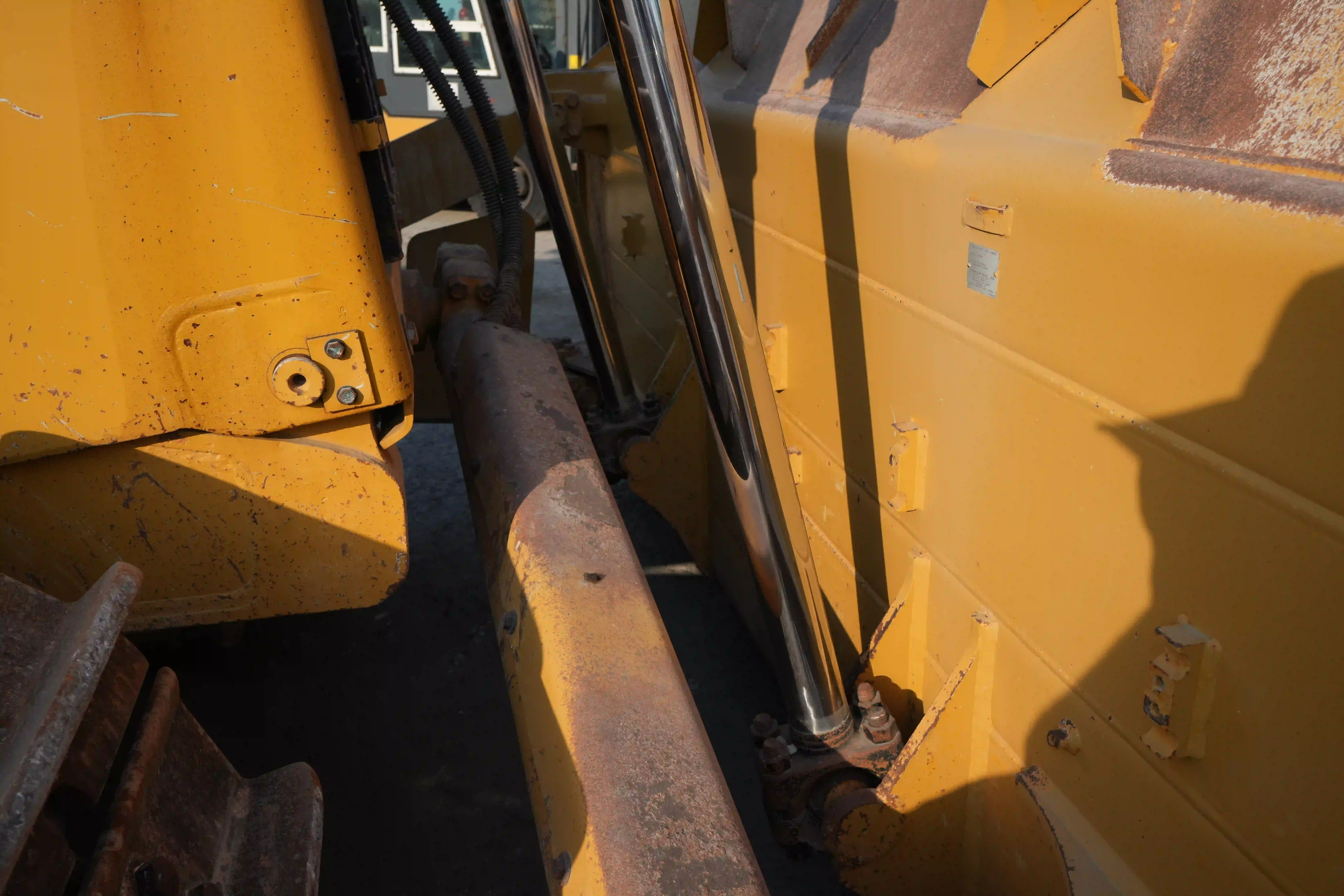 CDB-003-Cat-D8T-crawler-dozer-inspection-hydraulics-blade-lift-cylinders-1