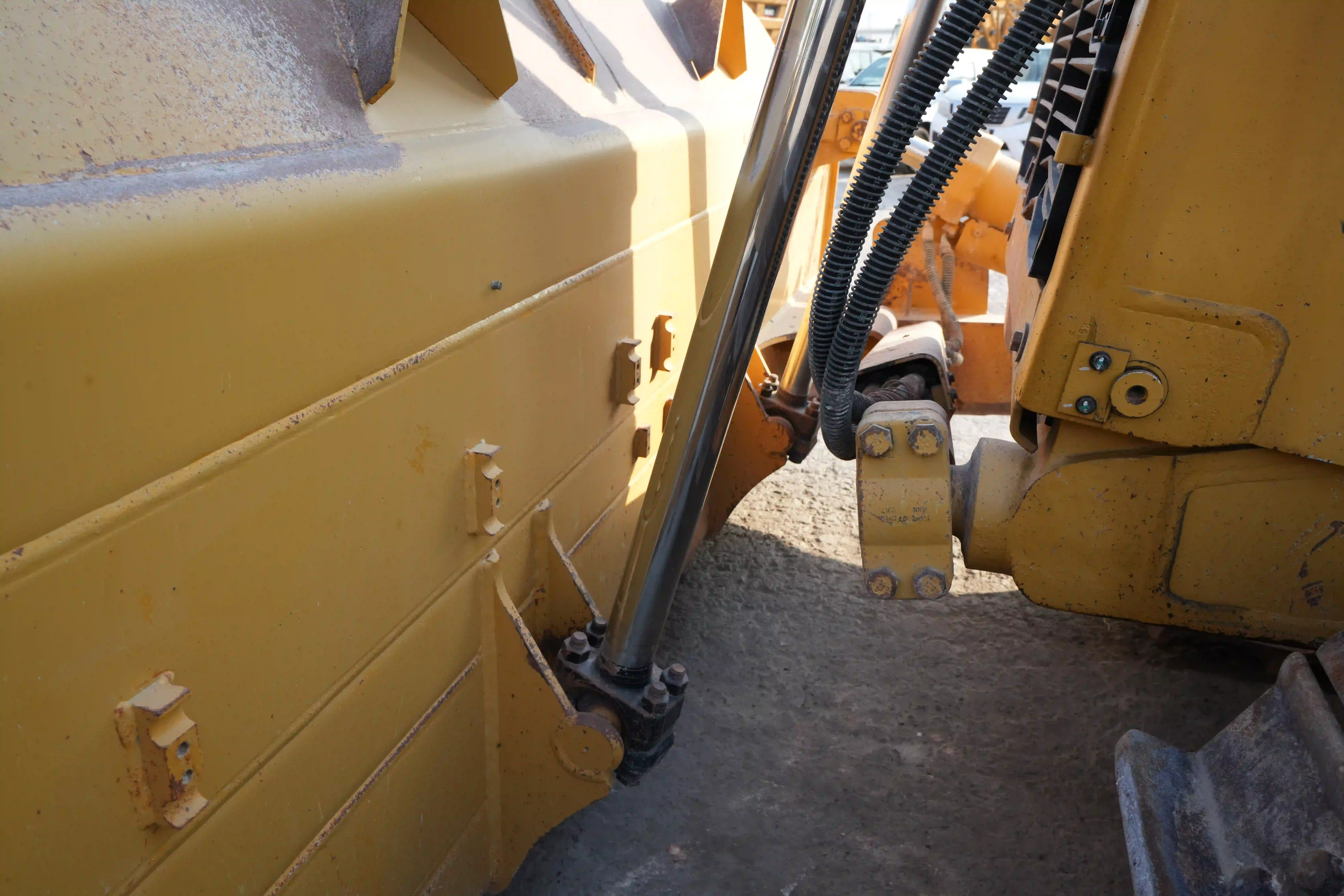 CDB-003-Cat-D8T-crawler-dozer-inspection-hydraulics-blade-lift-cylinders-3