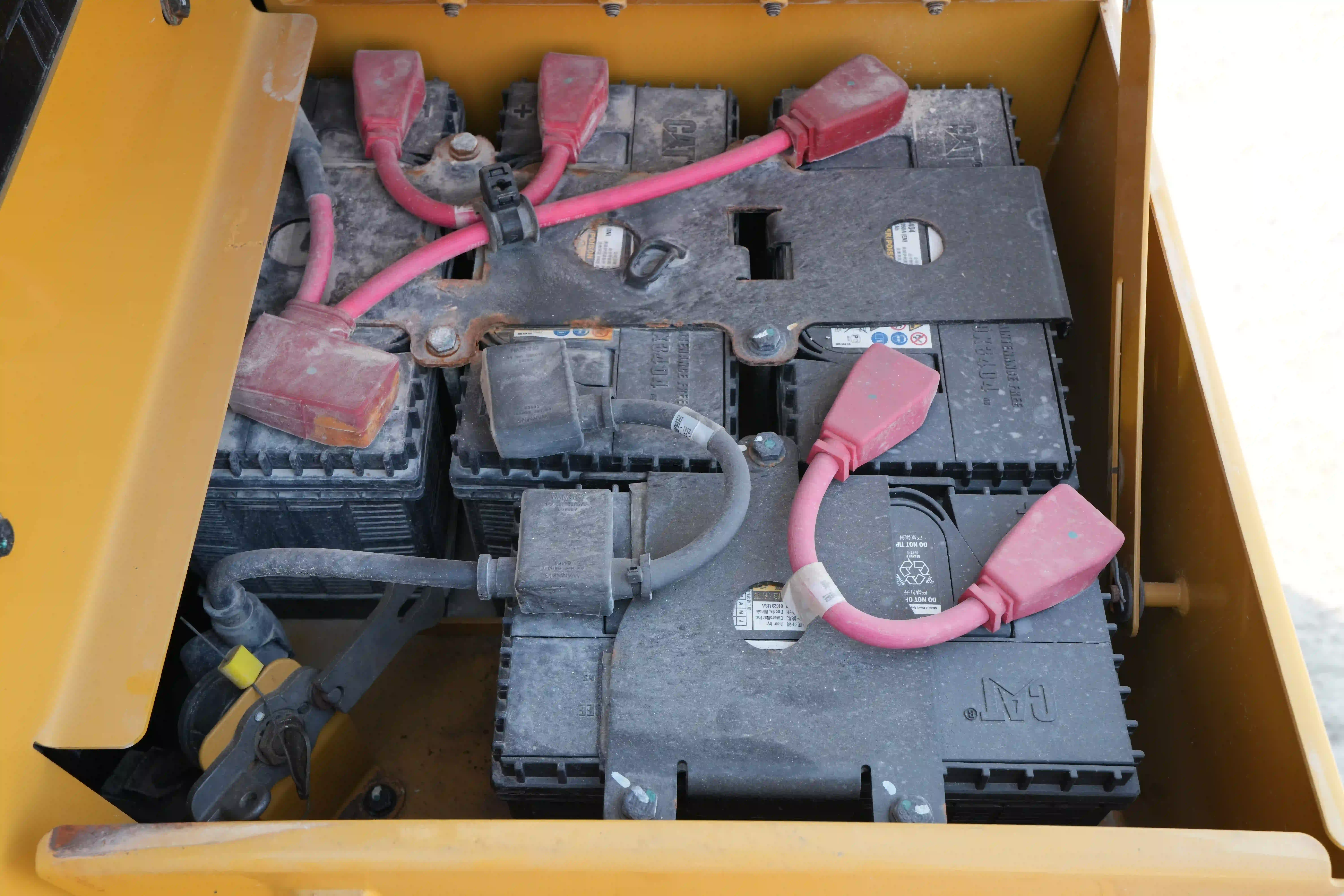 CDB-003-Cat-D8T-crawler-dozer-inspection-electronics-battery-1