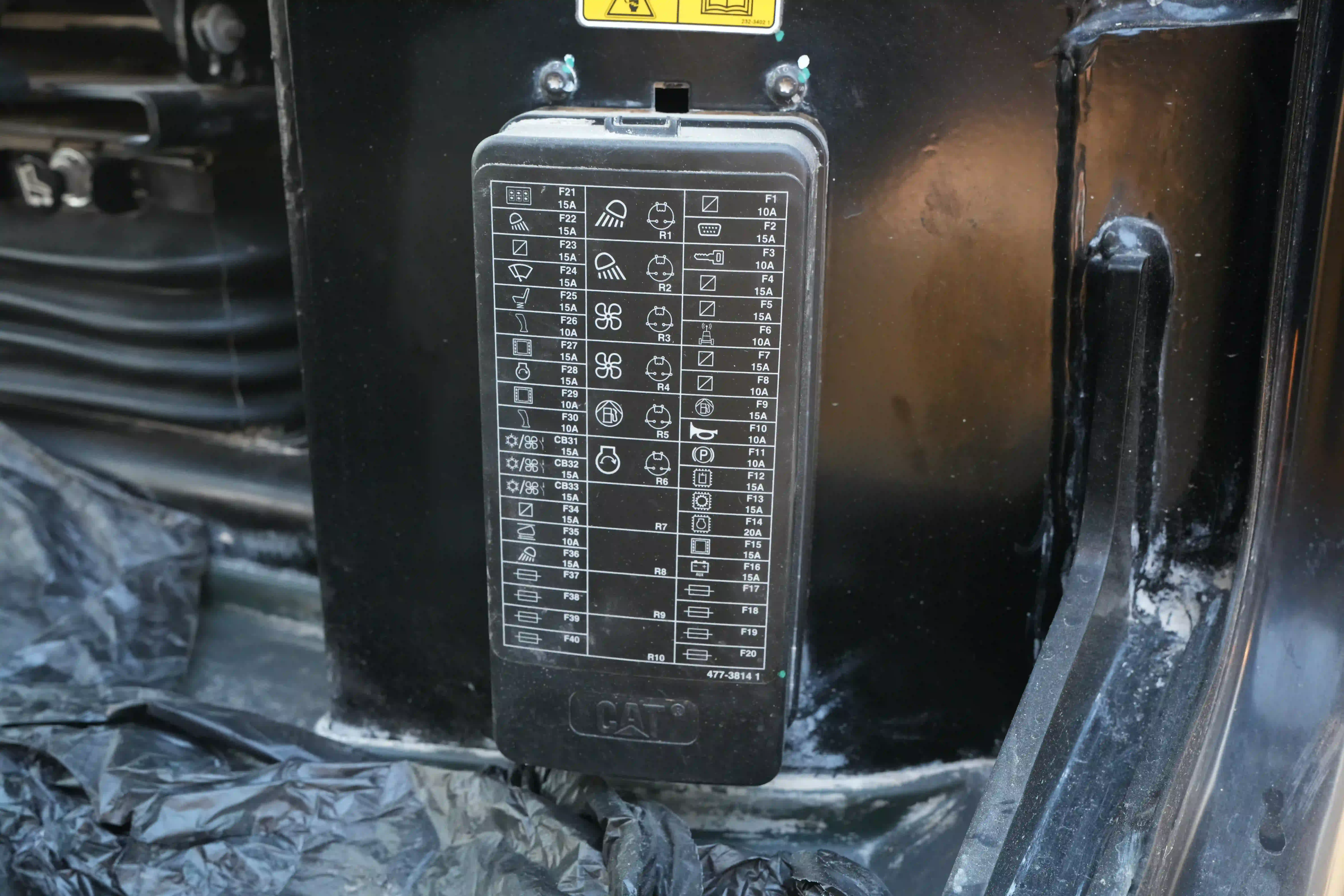 CDB-003-Cat-D8T-crawler-dozer-inspection-electronics-fuse-box-1