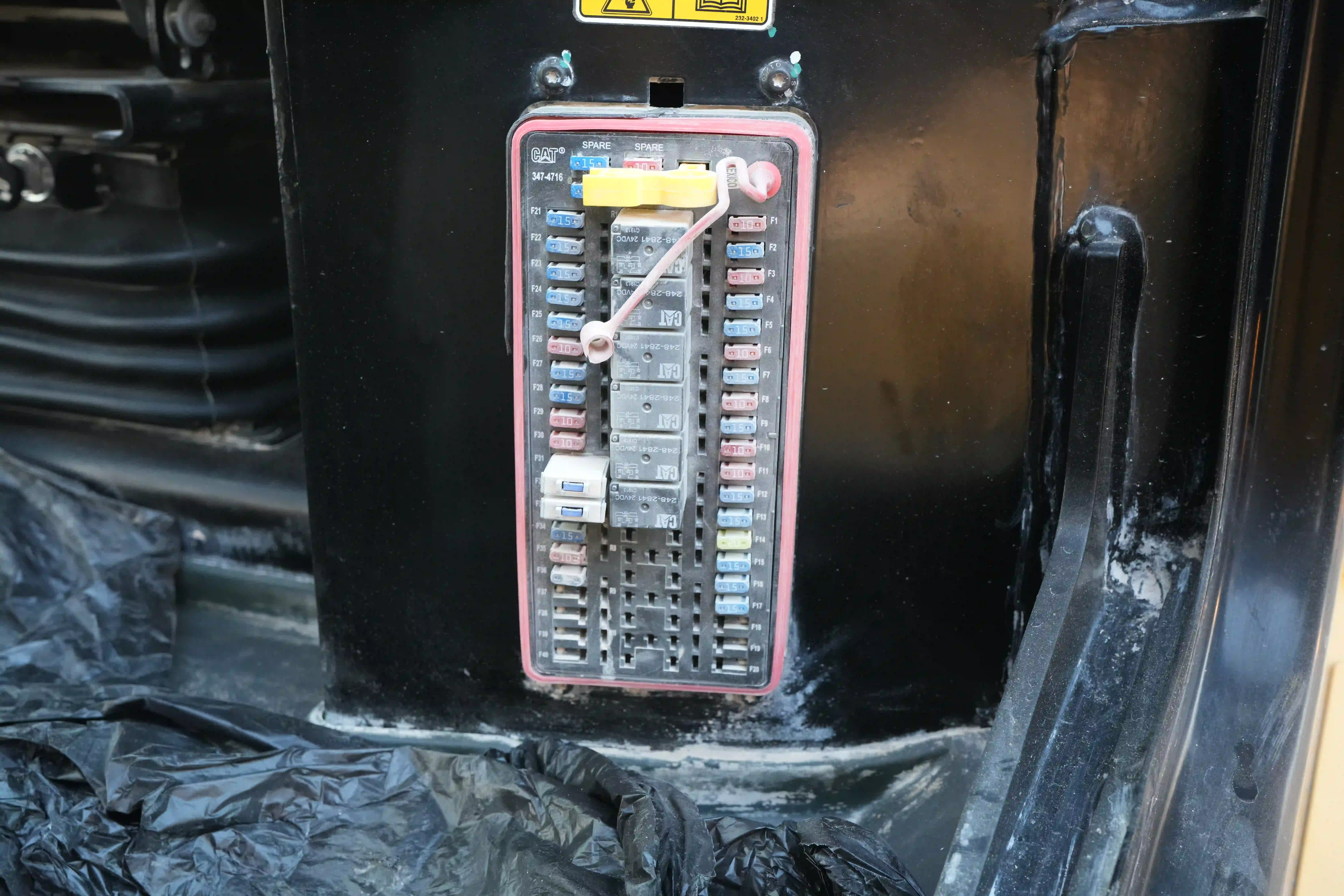 CDB-003-Cat-D8T-crawler-dozer-inspection-electronics-fuse-box-2