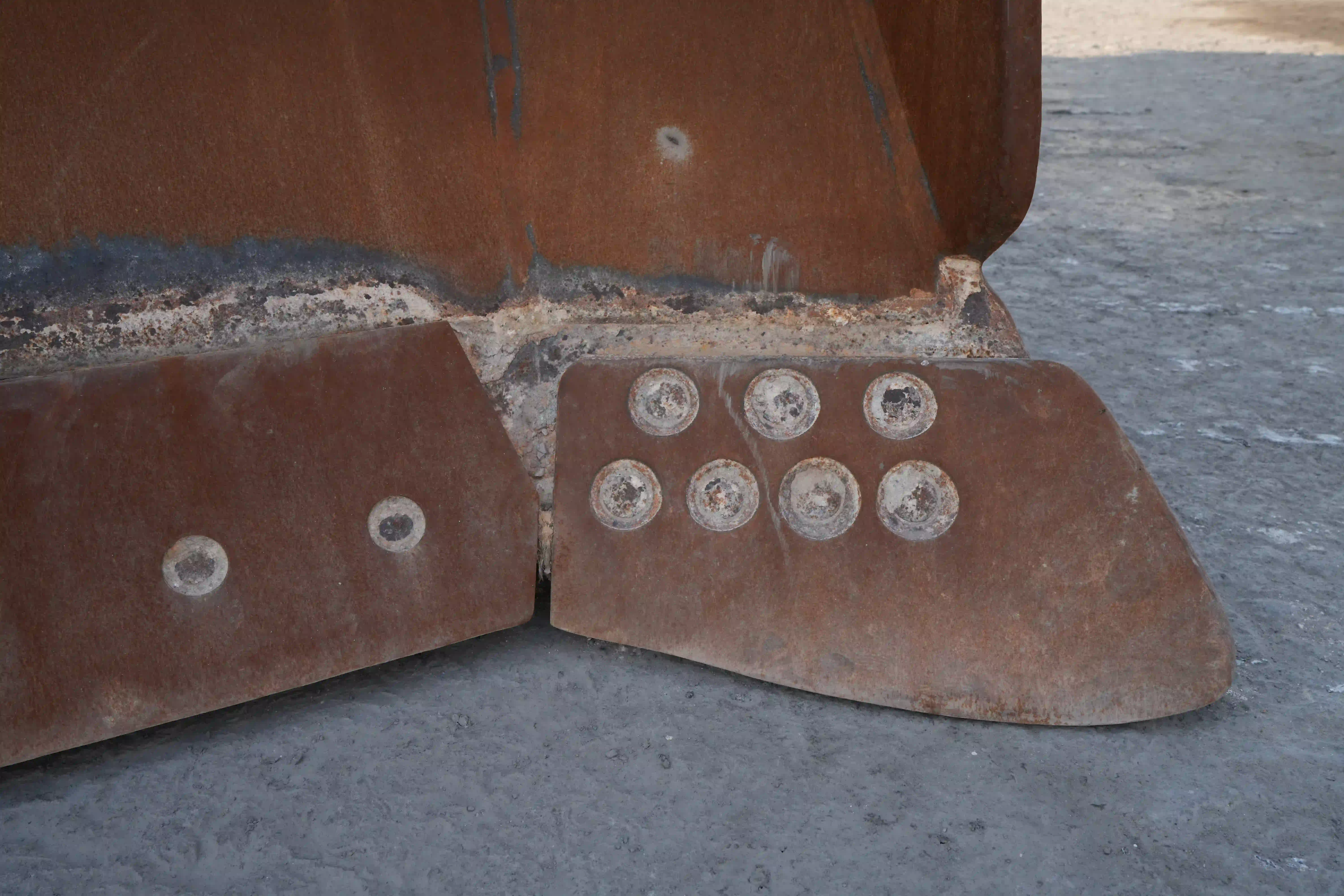 CDB-003-Cat-D8T-crawler-dozer-inspection-attachments-dozer-blade-cutting-edge-3