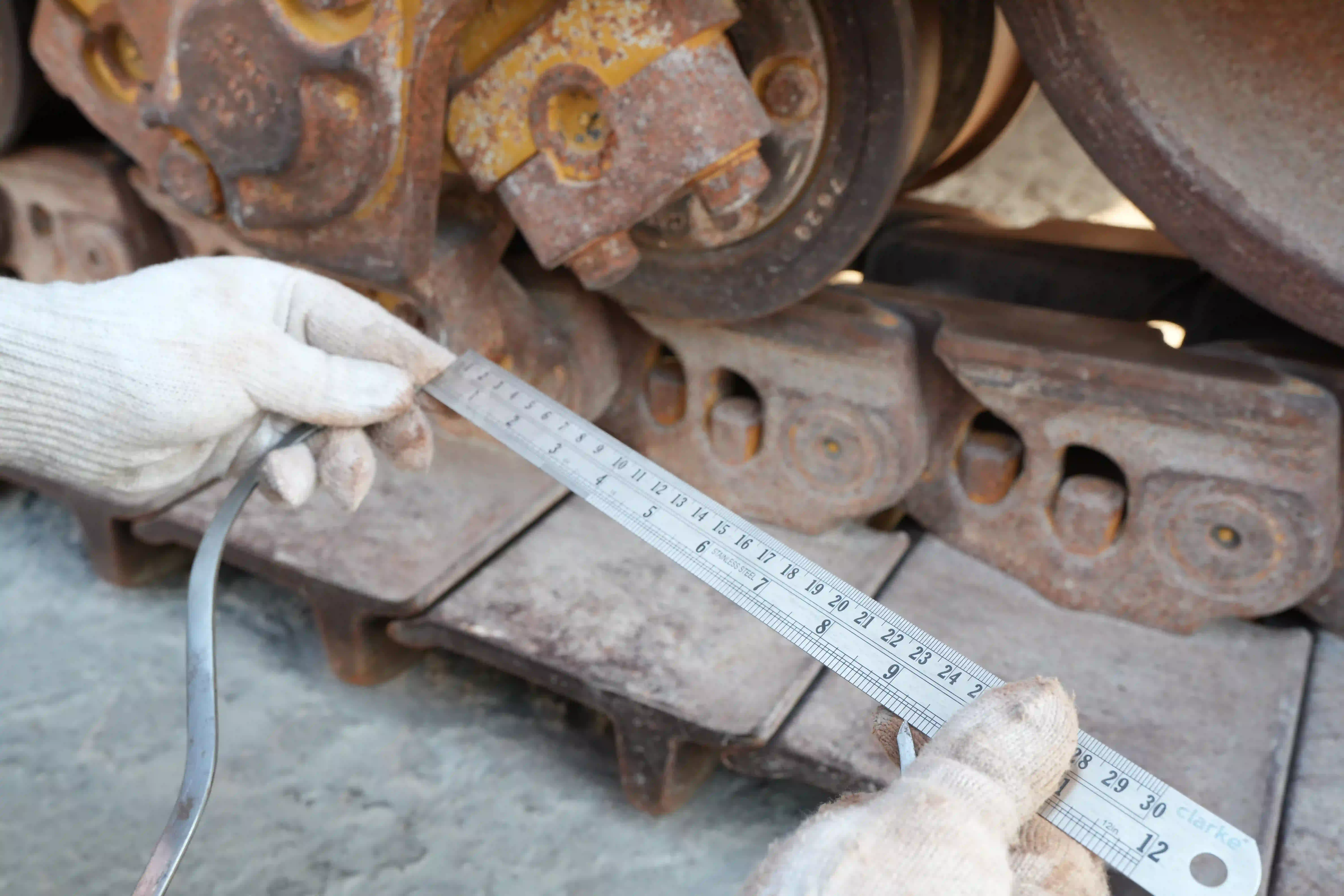 CDB-003-Cat-D8T-crawler-dozer-inspection-undercarriage-left-track-rollers-1