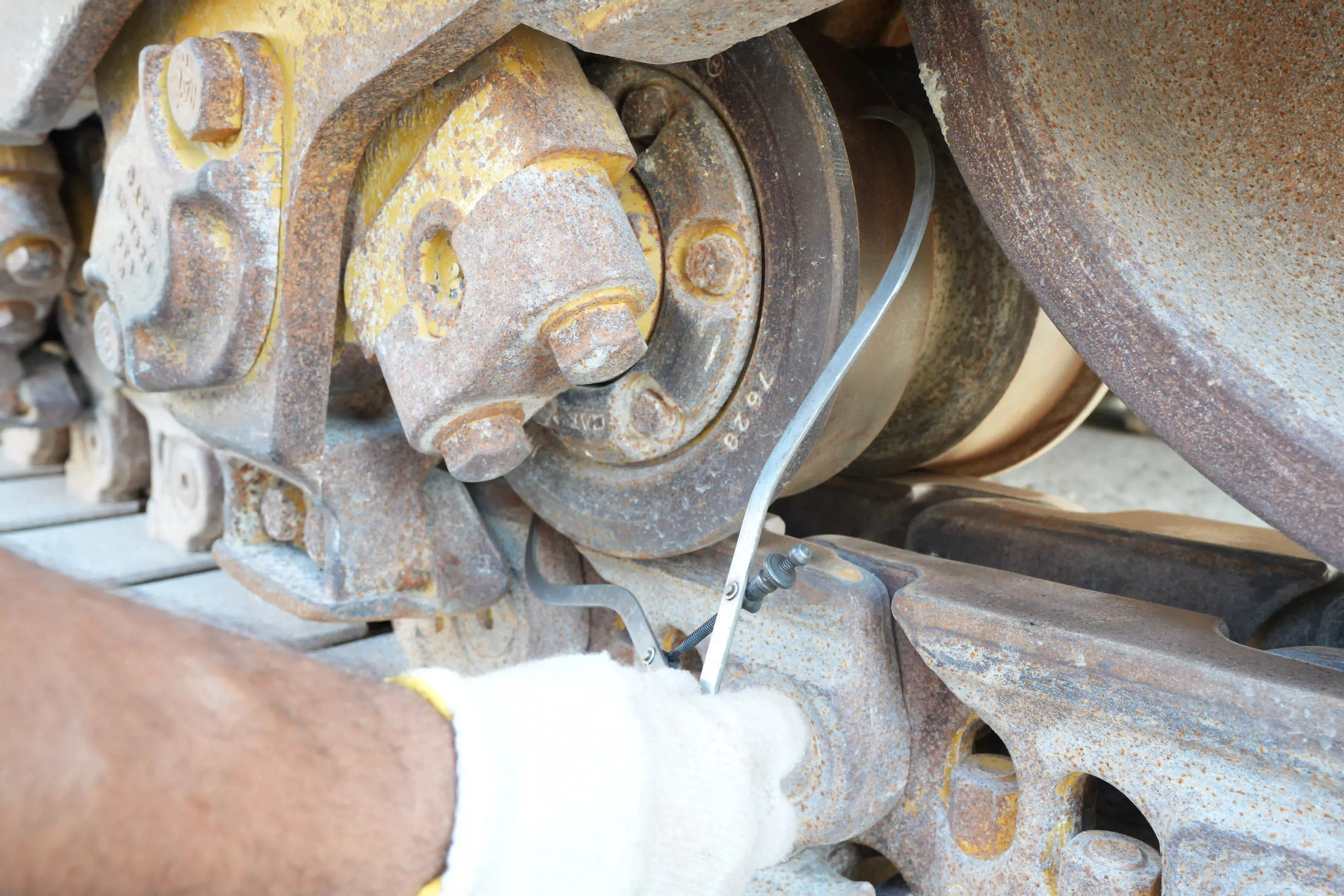 CDB-003-Cat-D8T-crawler-dozer-inspection-undercarriage-left-track-rollers-4