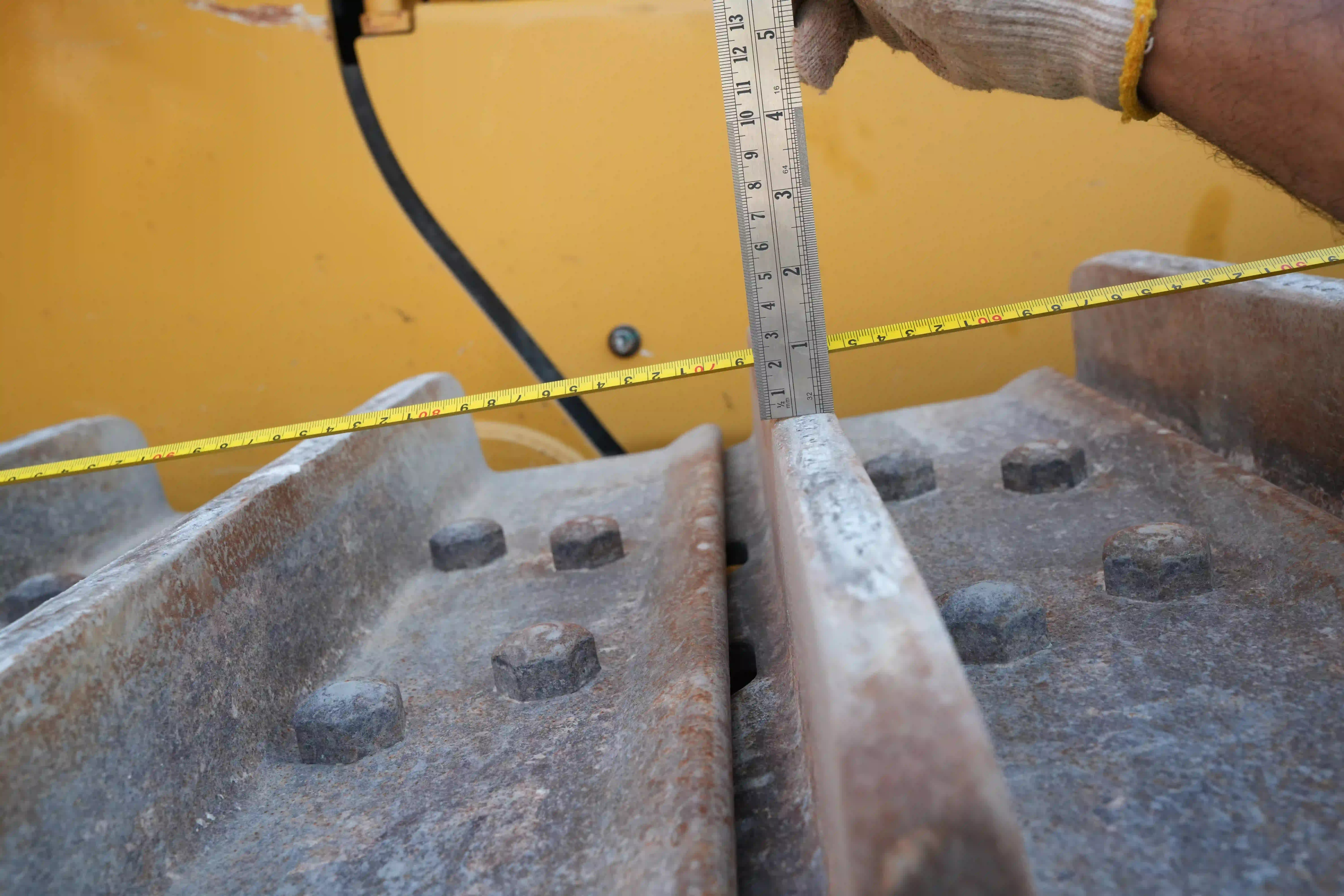 CDB-003-Cat-D8T-crawler-dozer-inspection-undercarriage-left-track-tensioner-2