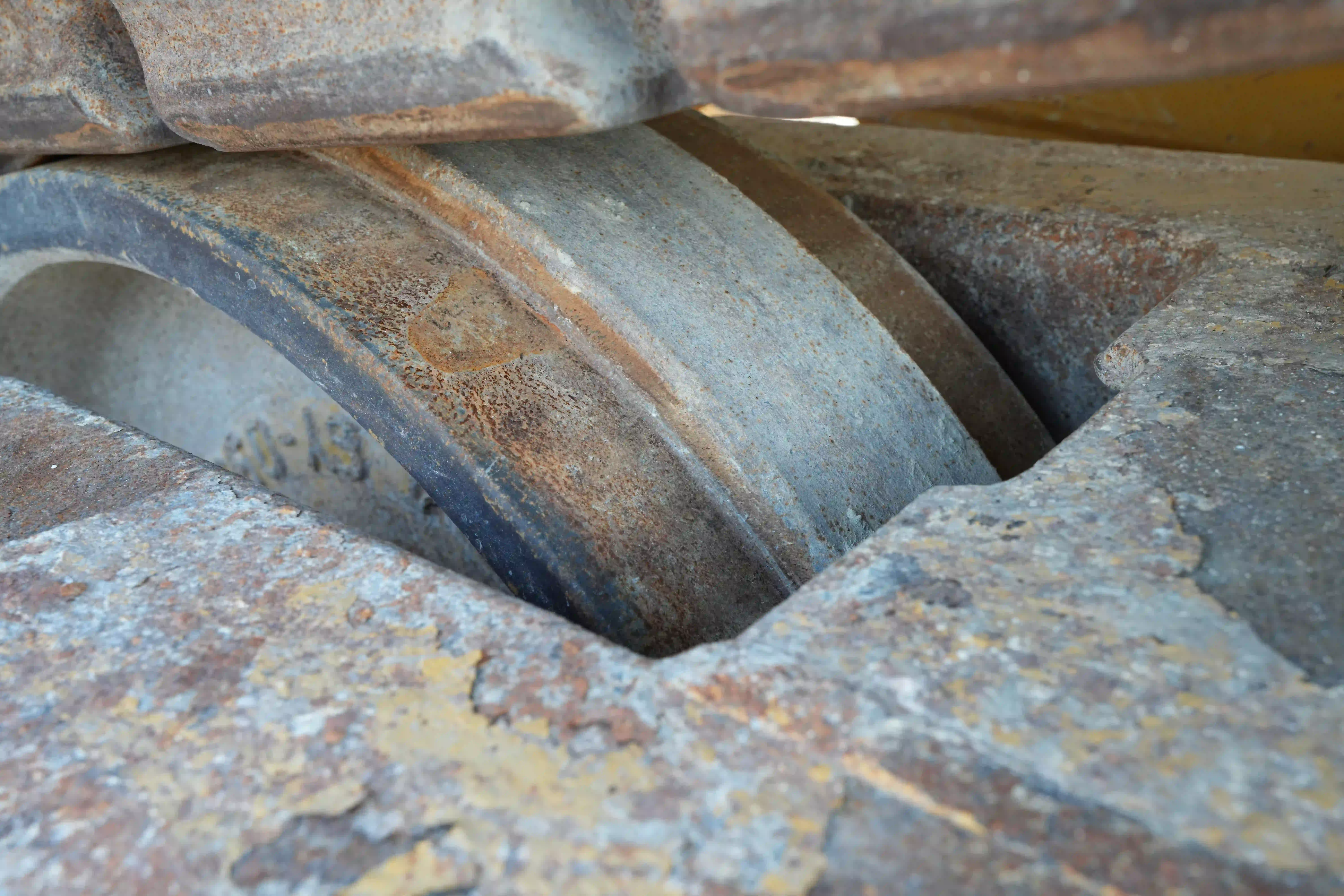 CDB-003-Cat-D8T-crawler-dozer-inspection-undercarriage-left-front-idler-2