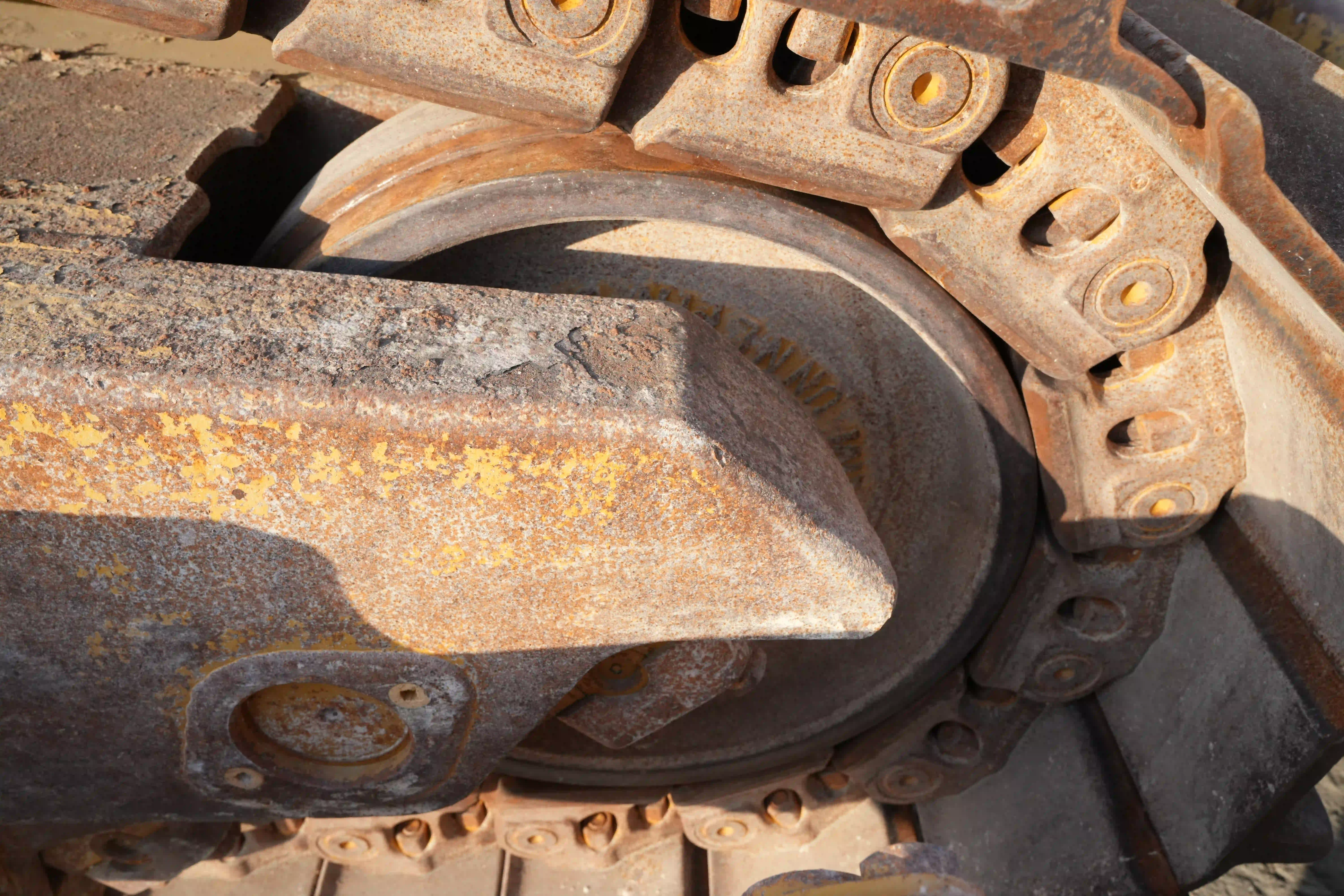 CDB-003-Cat-D8T-crawler-dozer-inspection-undercarriage-right-front-idler-1